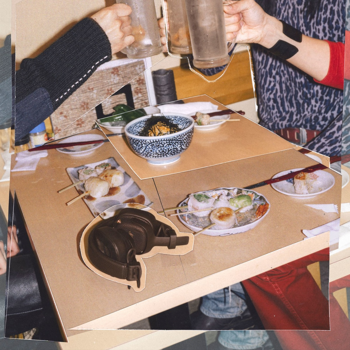 Eine Collage zeigt Hände beim Anstoßen mit Krügen, einen Tisch mit Sushi, Nudeln und schwarzen Over-Ear-Kopfhörern.