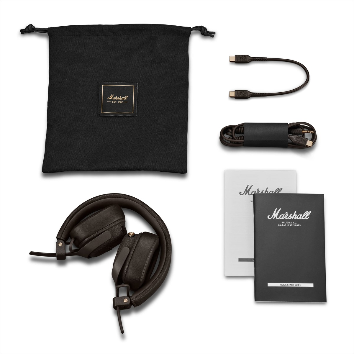 Marshall Kopfhörer mit schwarzer Tasche, Kabeln und Bedienungsanleitungen auf weißem Hintergrund.