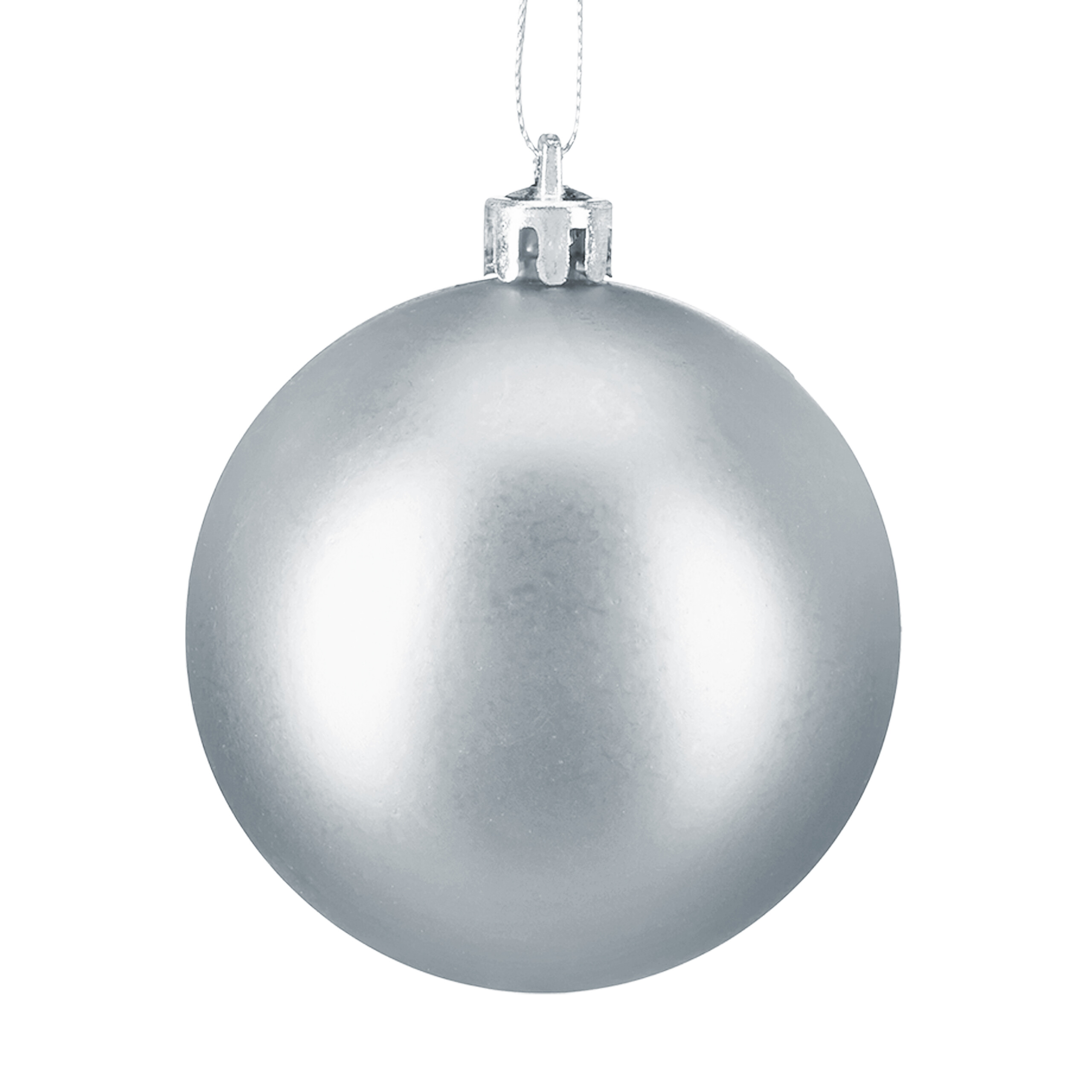 Eine matte silberne Weihnachtskugel hängt an einer Schnur vor weißem Hintergrund.