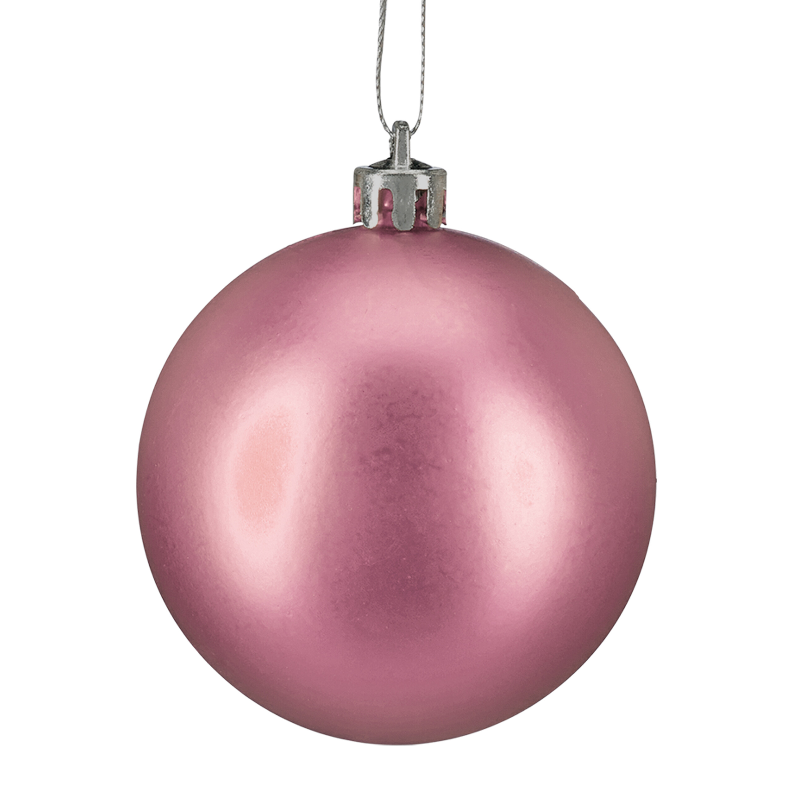 Eine matte rosa Weihnachtskugel mit einer silbernen Kappe und einem Aufhängeband vor weißem Hintergrund.