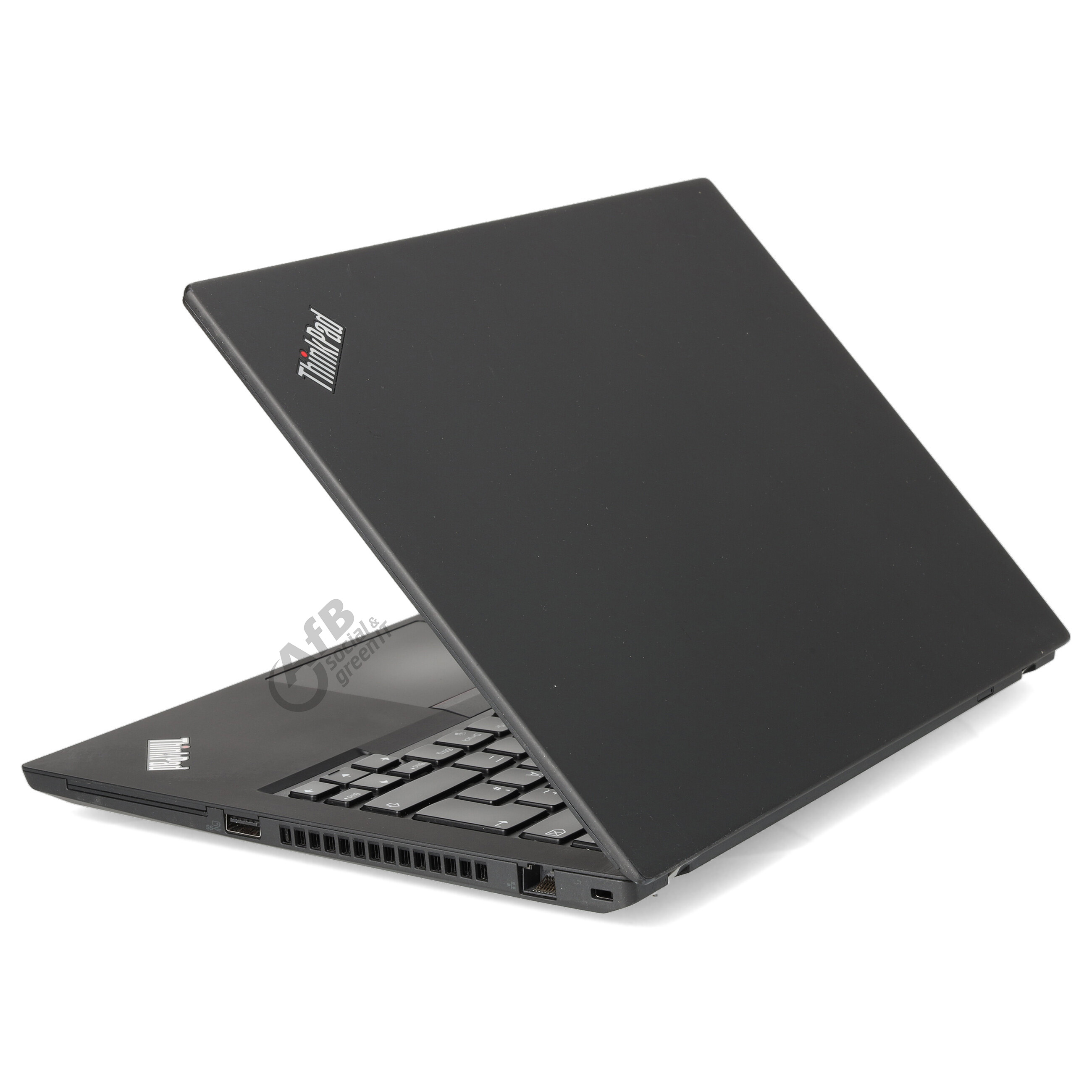 Ein geschlossener schwarzer ThinkPad-Laptop steht auf einer weißen Oberfläche.