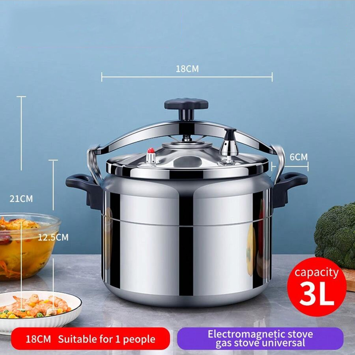 Una olla a presión plateada de 3L con etiquetas de dimensiones sobre fondo azul y comida al lado.