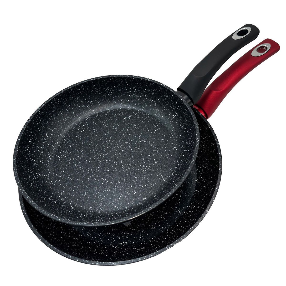 Dos sartenes negras moteadas con un mango negro y otro rojo apiladas sobre fondo blanco.
