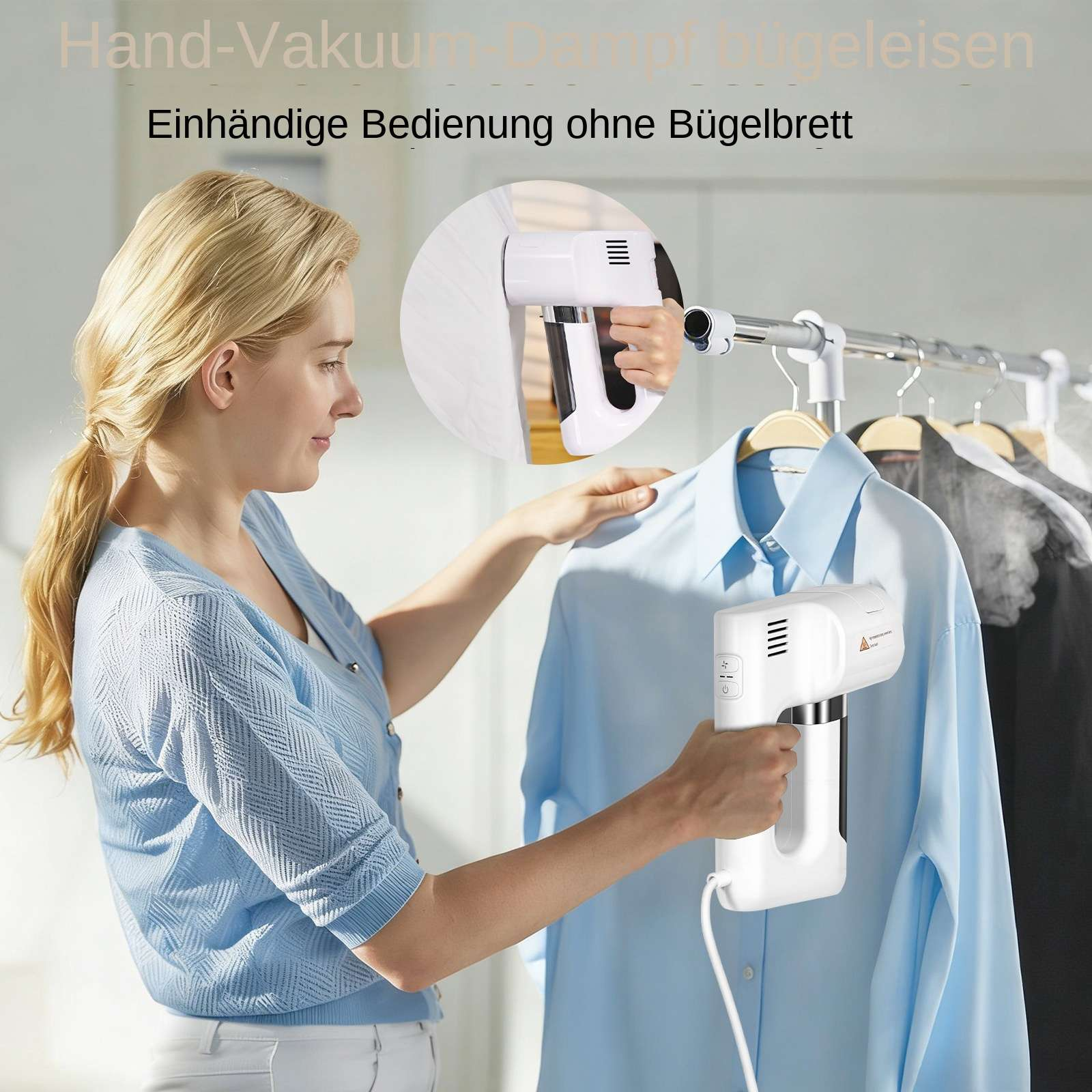 Eine Frau benutzt einen Handdampfglätter an einem hellblauen Hemd auf einem Kleiderbügel.