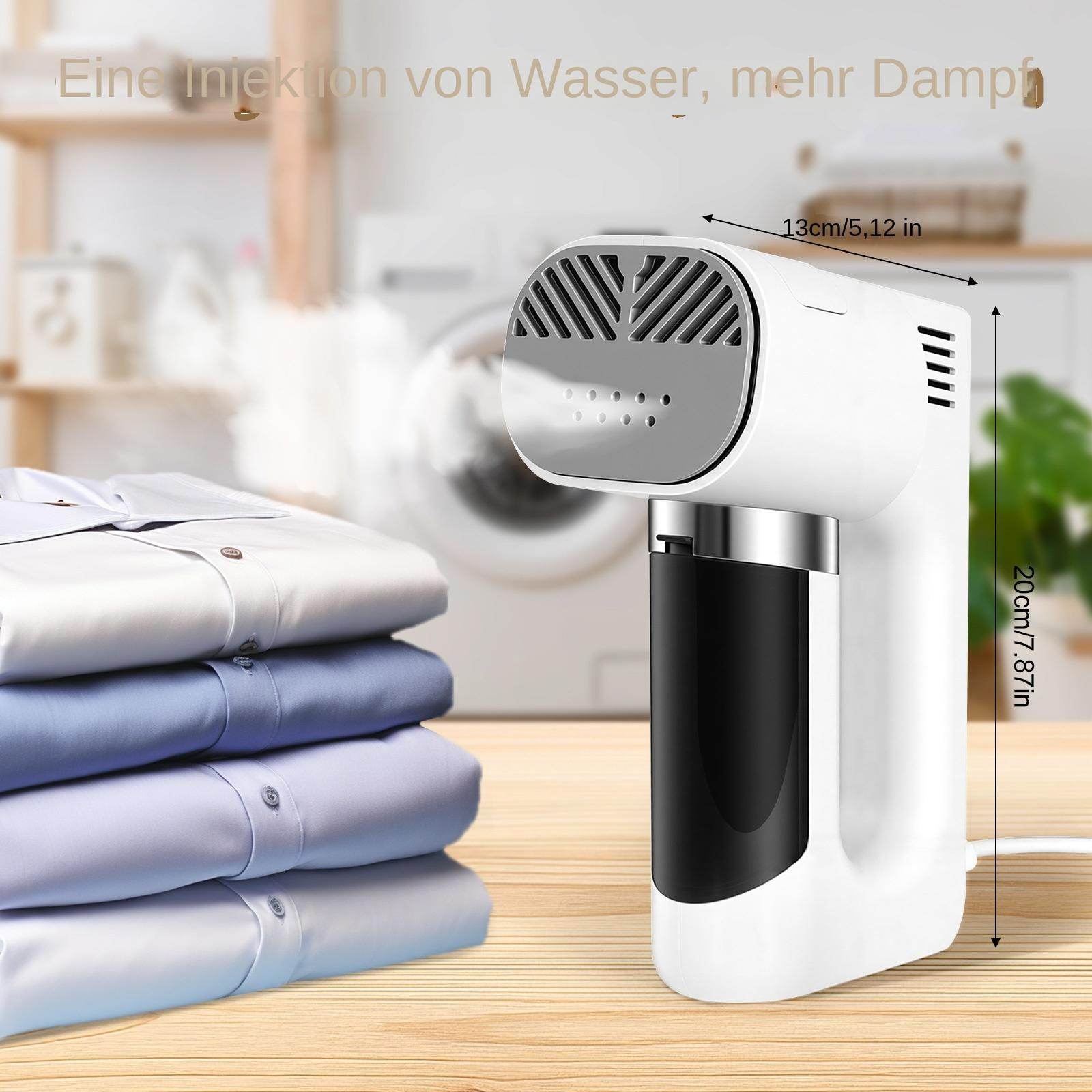 Ein weißer Handdampfglätter steht auf einem Holztisch neben einem Stapel gefalteter Hemden.