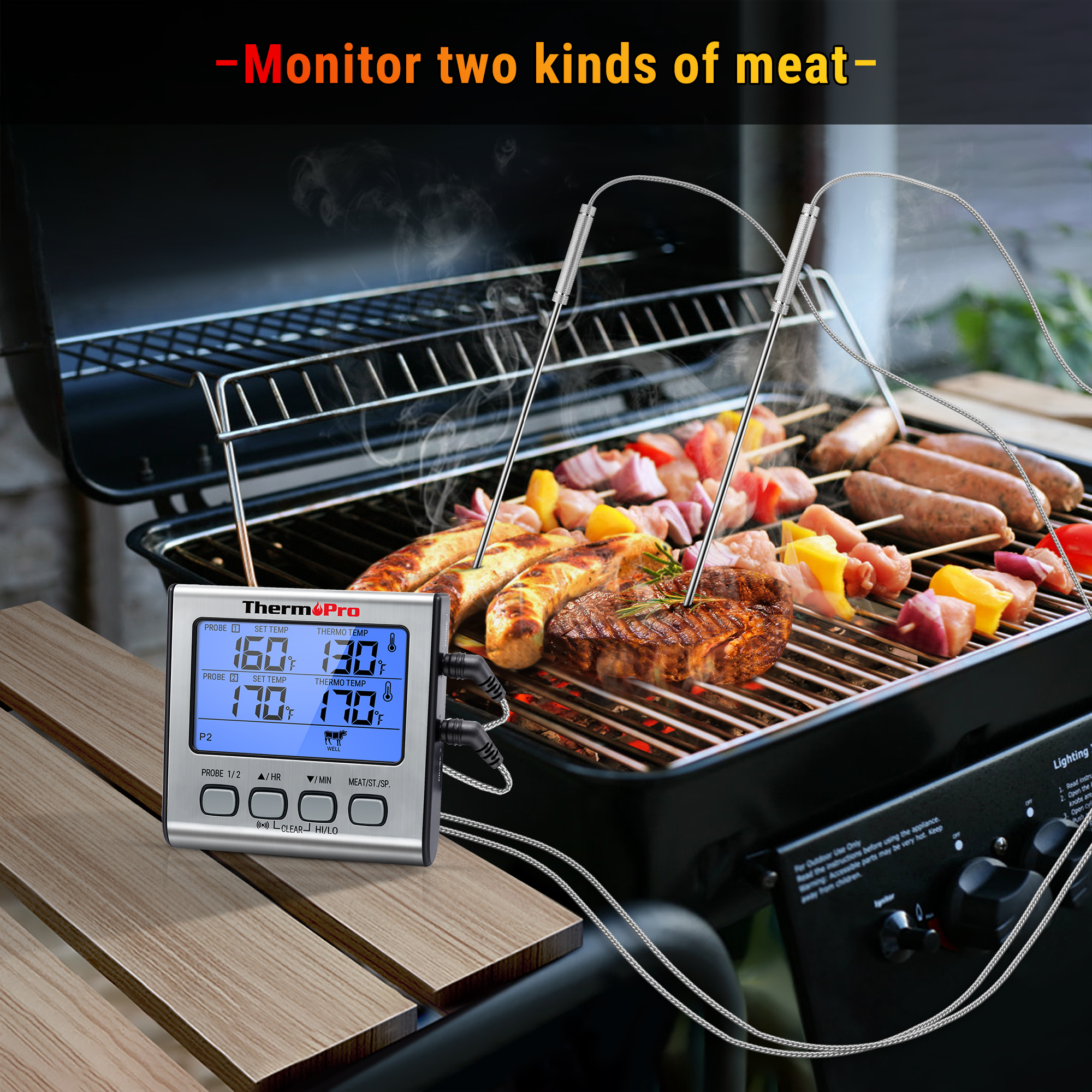 Ein Fleischthermometer mit zwei Sonden überwacht Fleisch auf einem rauchenden Grill.