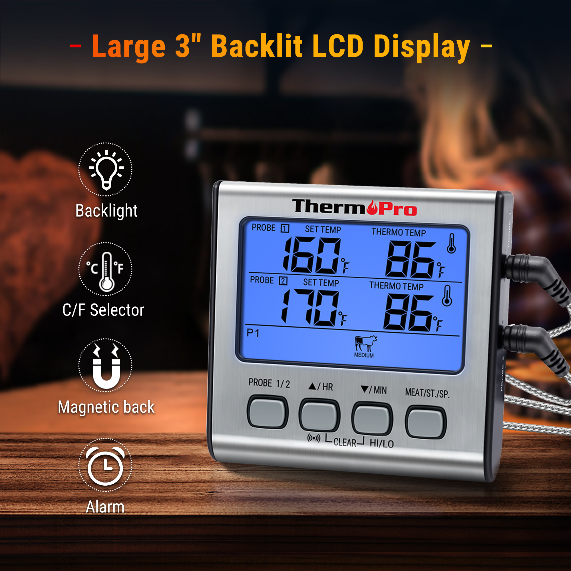 Ein digitales Bratenthermoter mit blauem LCD-Bildschirm steht auf einem Holztisch und hat vier Bedientasten.