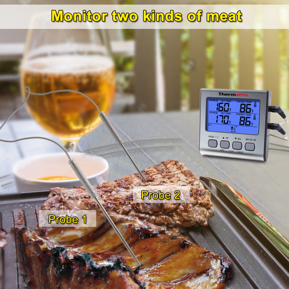 Digitales Fleischthermometer überwacht zwei Fleischsorten mit Sonden, mit Bier und Grill im Hintergrund.