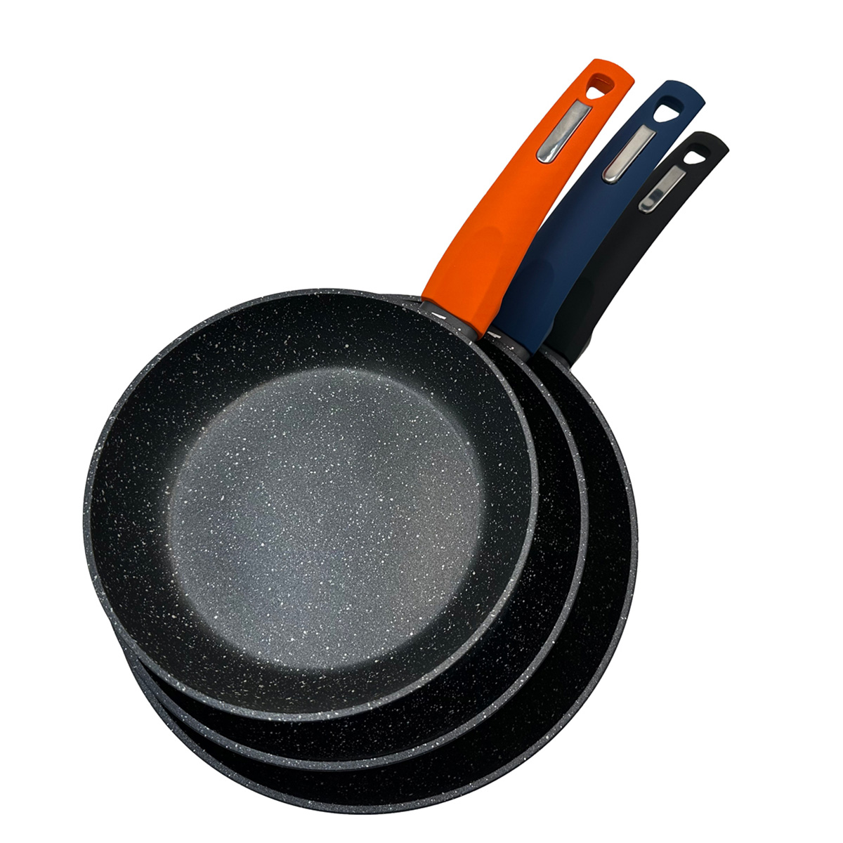 Tres sartenes con motas apiladas con mangos naranja, azul y negro sobre un fondo blanco.