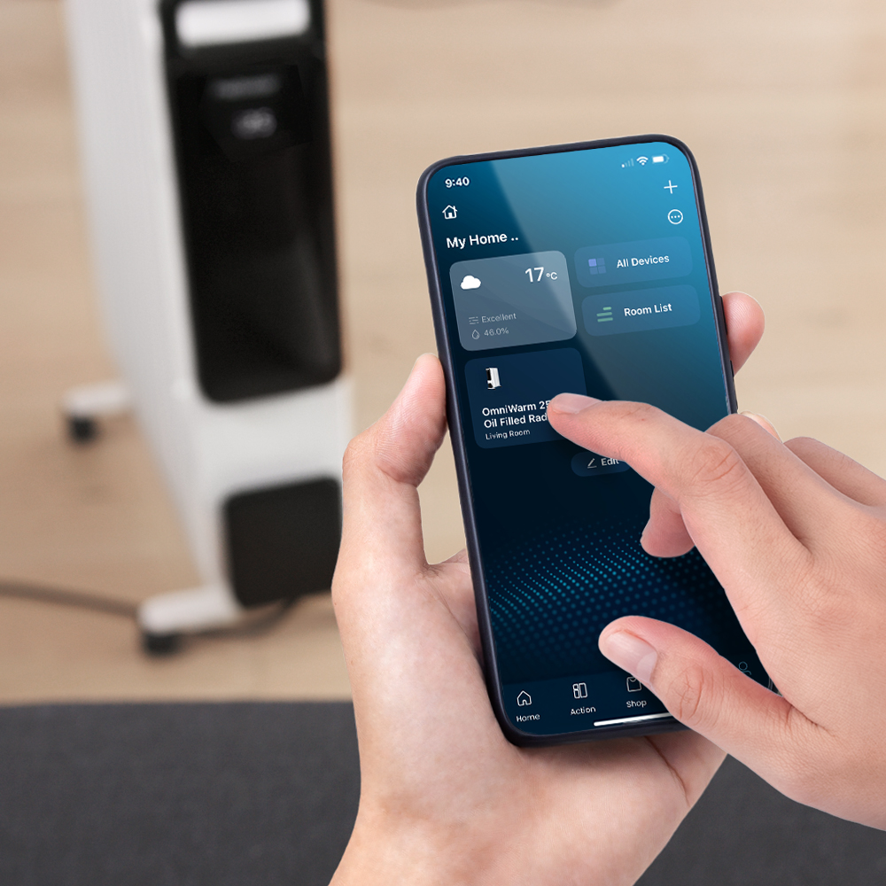 Eine Person steuert einen weißen Heizkörper im Hintergrund über eine Smart-Home-App auf einem Smartphone.