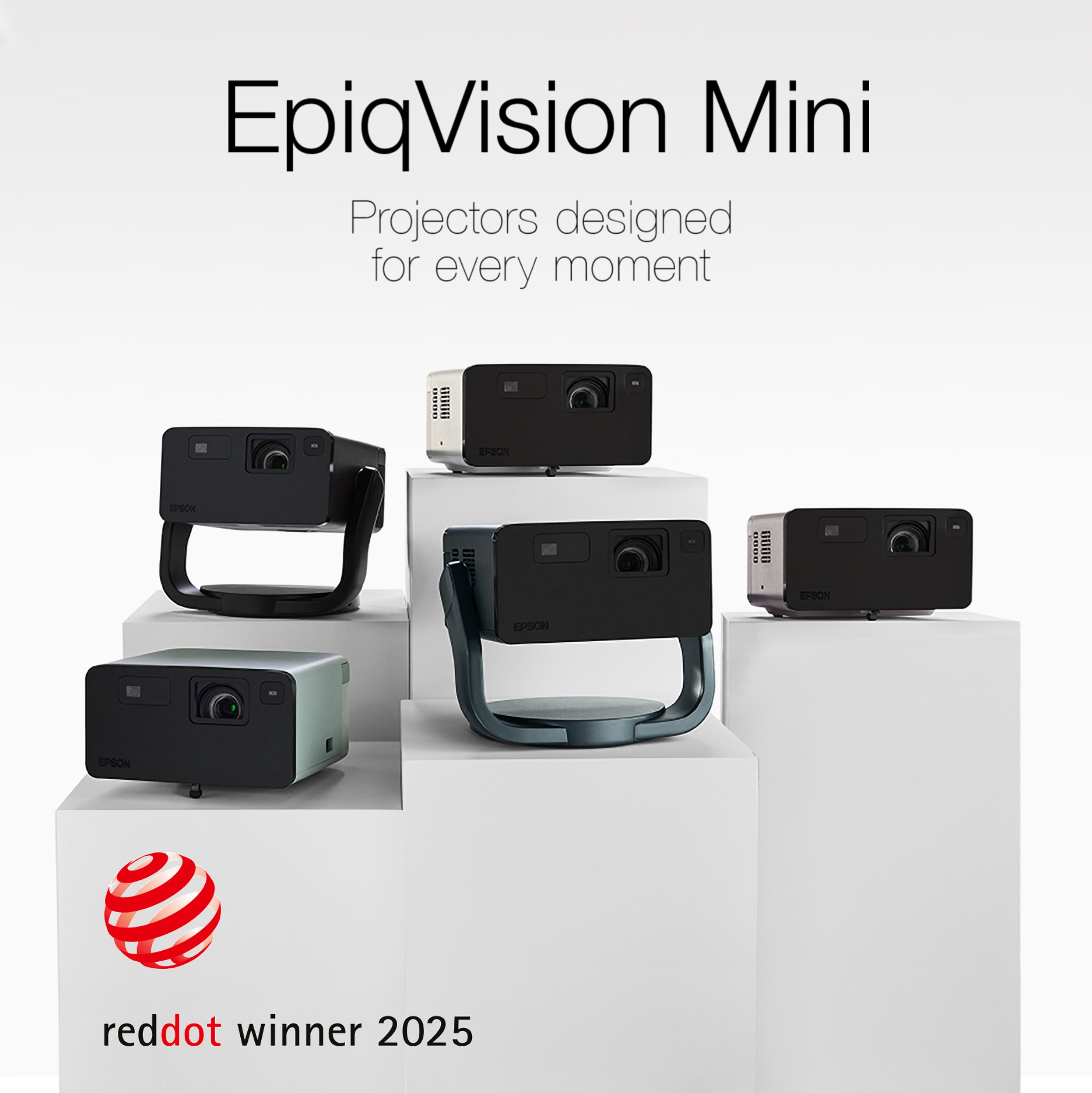 Varios proyectores Epson EpiqVision Mini se muestran en pedestales blancos sobre fondo claro.