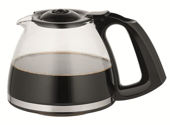 Una caffettiera in vetro con manico e coperchio in plastica nera, piena di caffè scuro su sfondo bianco.