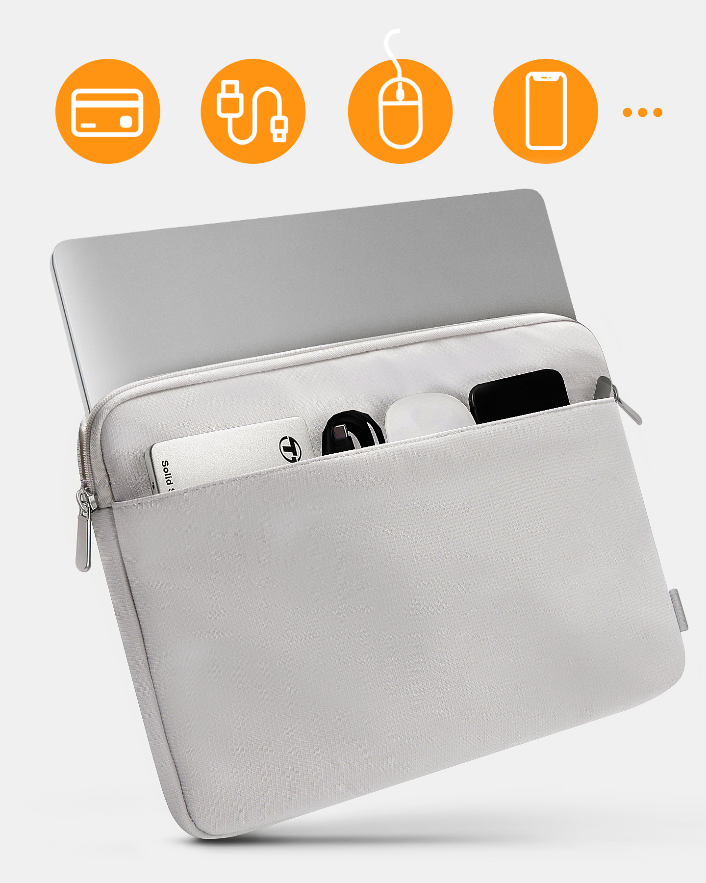 Eine graue Laptoptasche mit offenem Fach, das eine SSD, Kabel, Maus und ein Smartphone enthält, über gelben Symbolen.