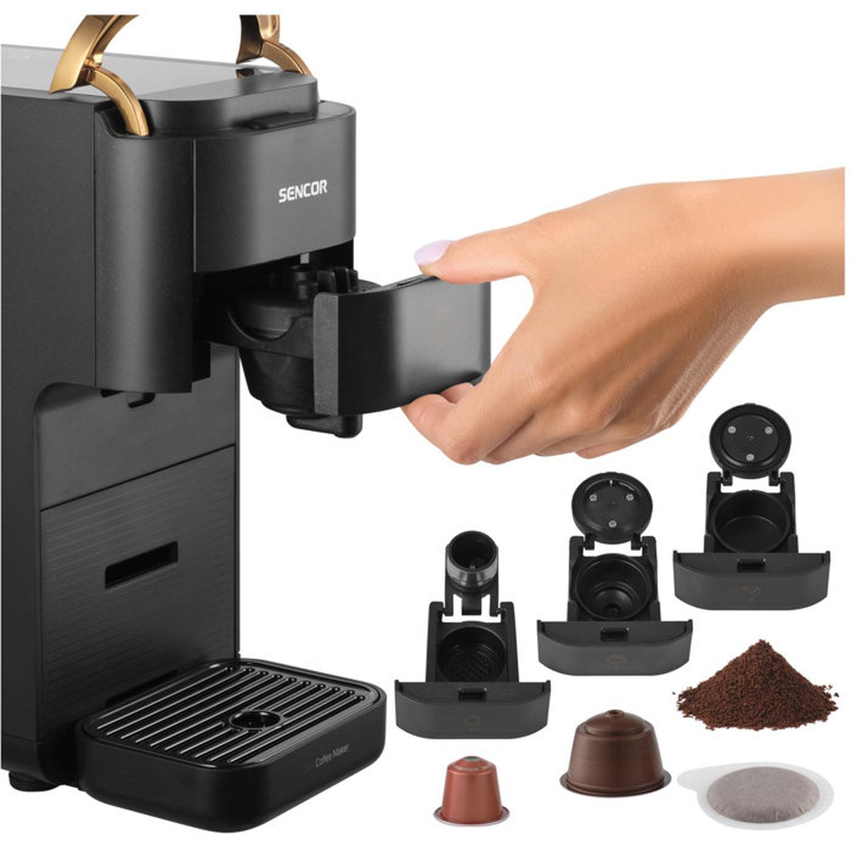 Eine Hand setzt einen Kapselhalter in eine schwarze Sencor-Kaffeemaschine ein, mit verschiedenen Einsätzen daneben.