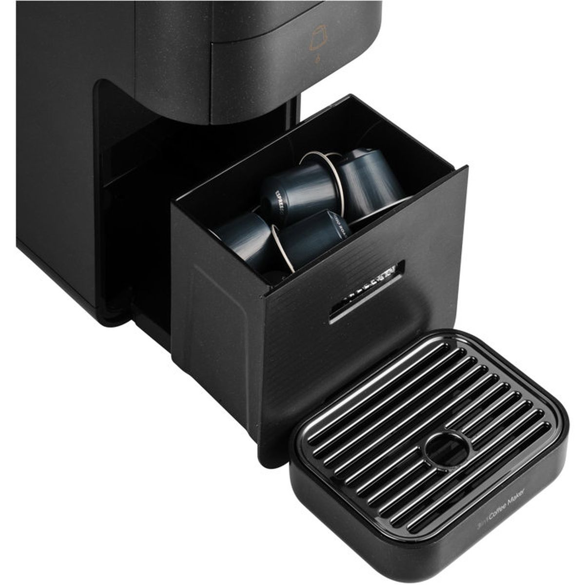 Eine schwarze Kaffeemaschine mit geöffnetem Kapselbehälter und Tropfschale.