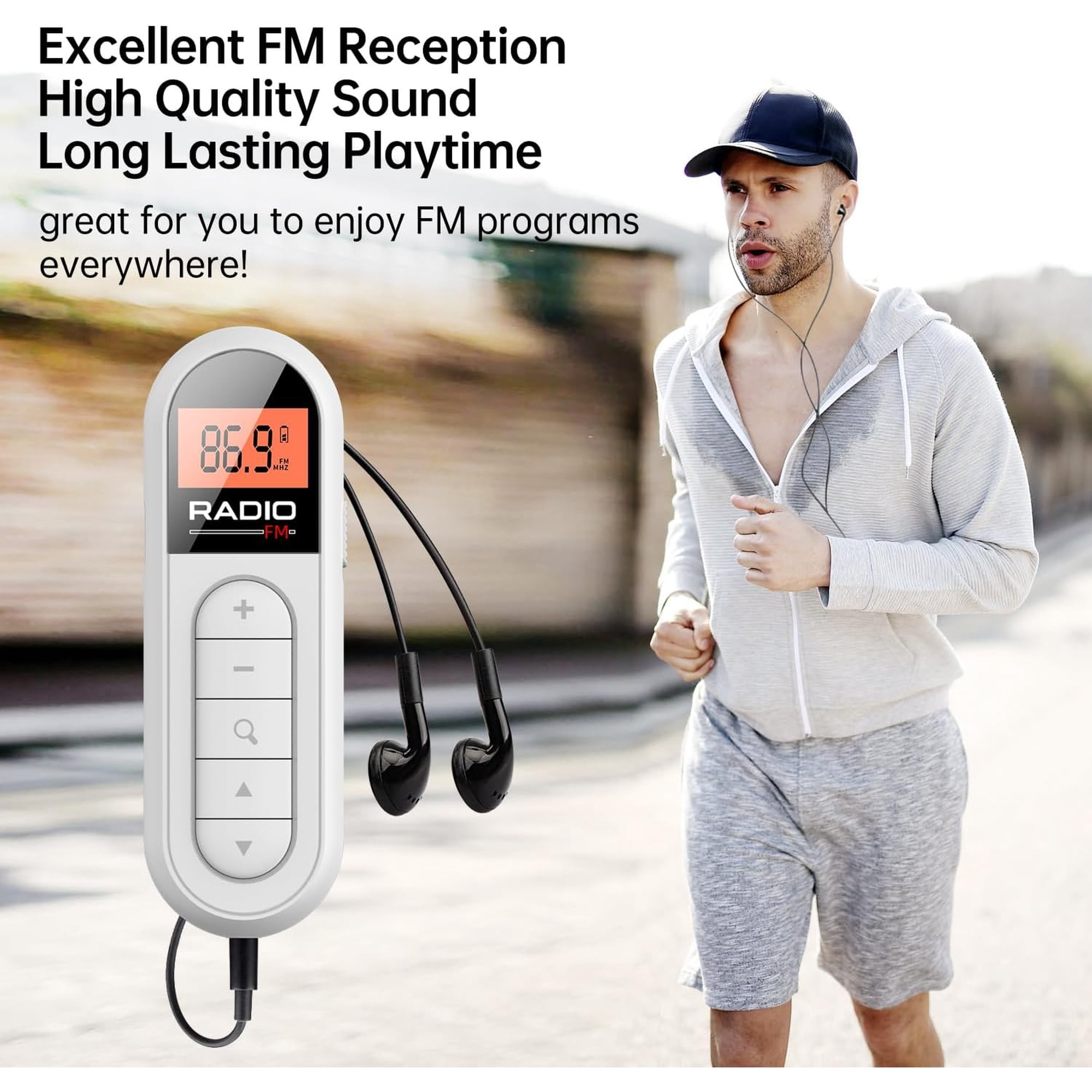 Ein weißes tragbares FM-Radio mit Kopfhörern und einem Jogger im Hintergrund.