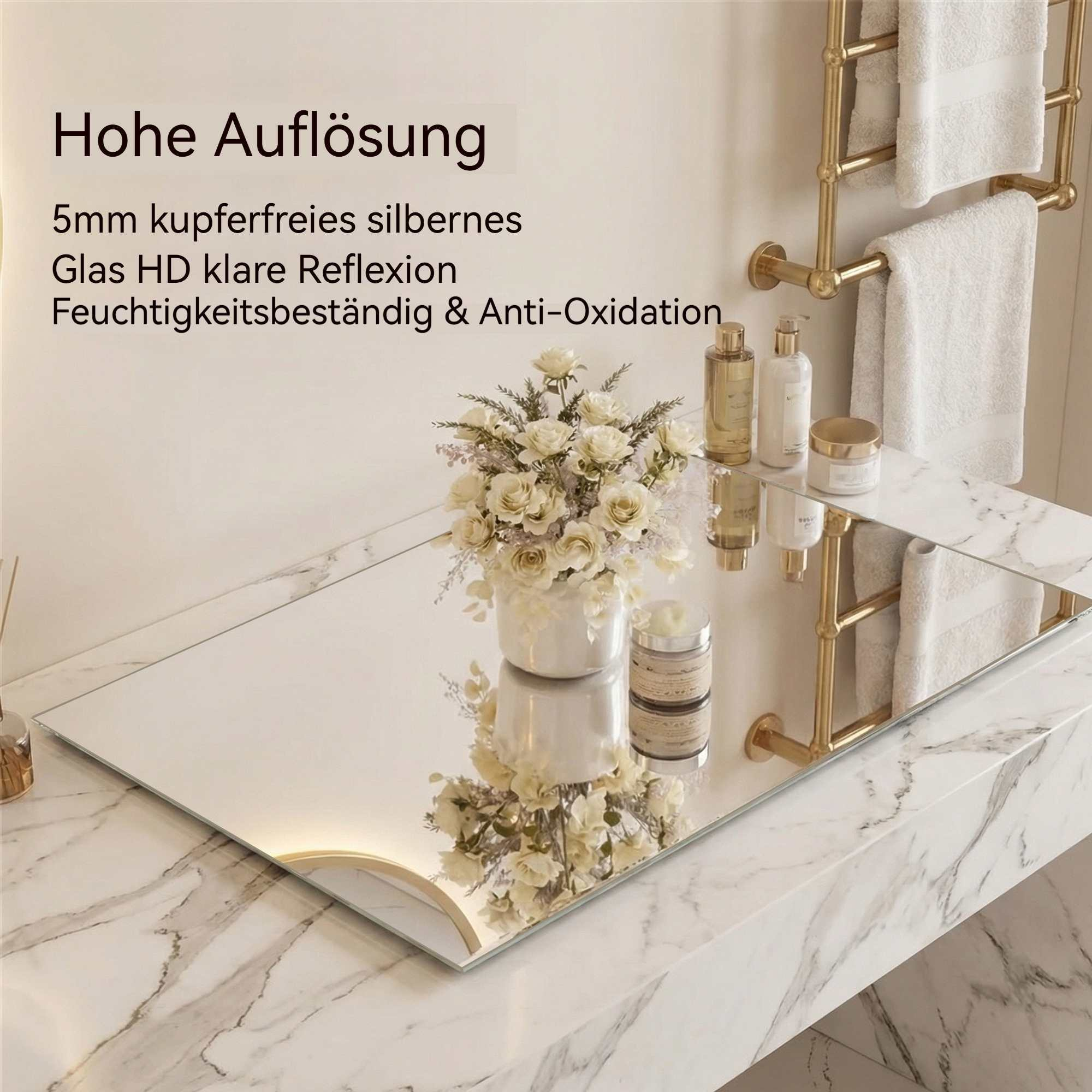 Ein rahmenloser Spiegel liegt auf einer Marmoroberfläche mit Blumen und Flaschen.