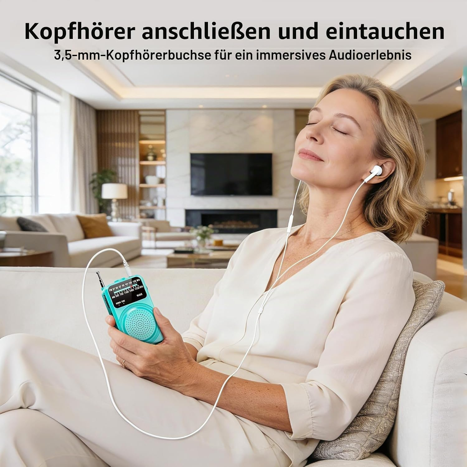 Eine Frau sitzt entspannt auf einem Sofa und hört Musik über Kopfhörer von einem kleinen türkisfarbenen Radio.