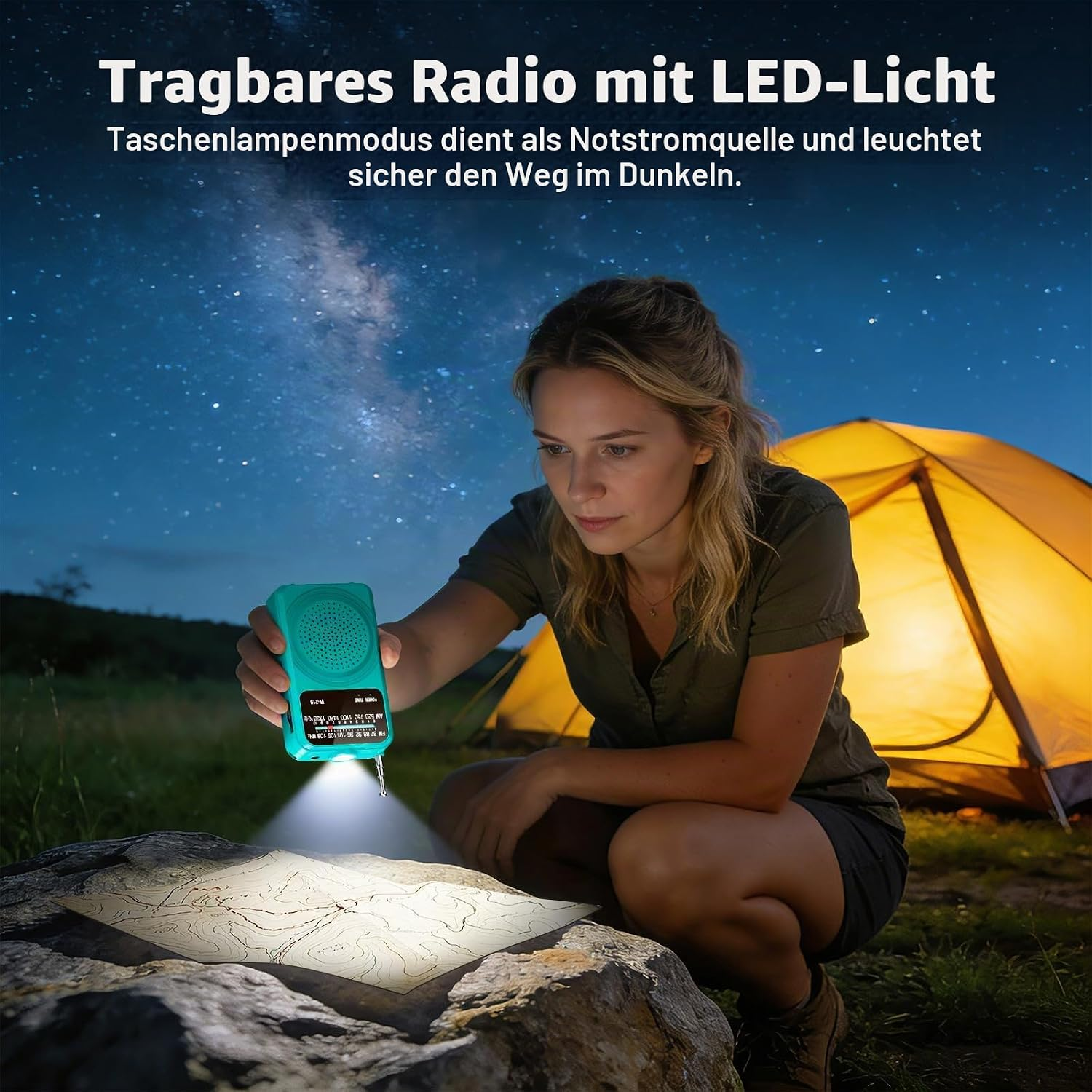 Frau leuchtet nachts mit einem tragbaren Radio auf eine Karte, im Hintergrund ein gelbes Zelt und Sternenhimmel.