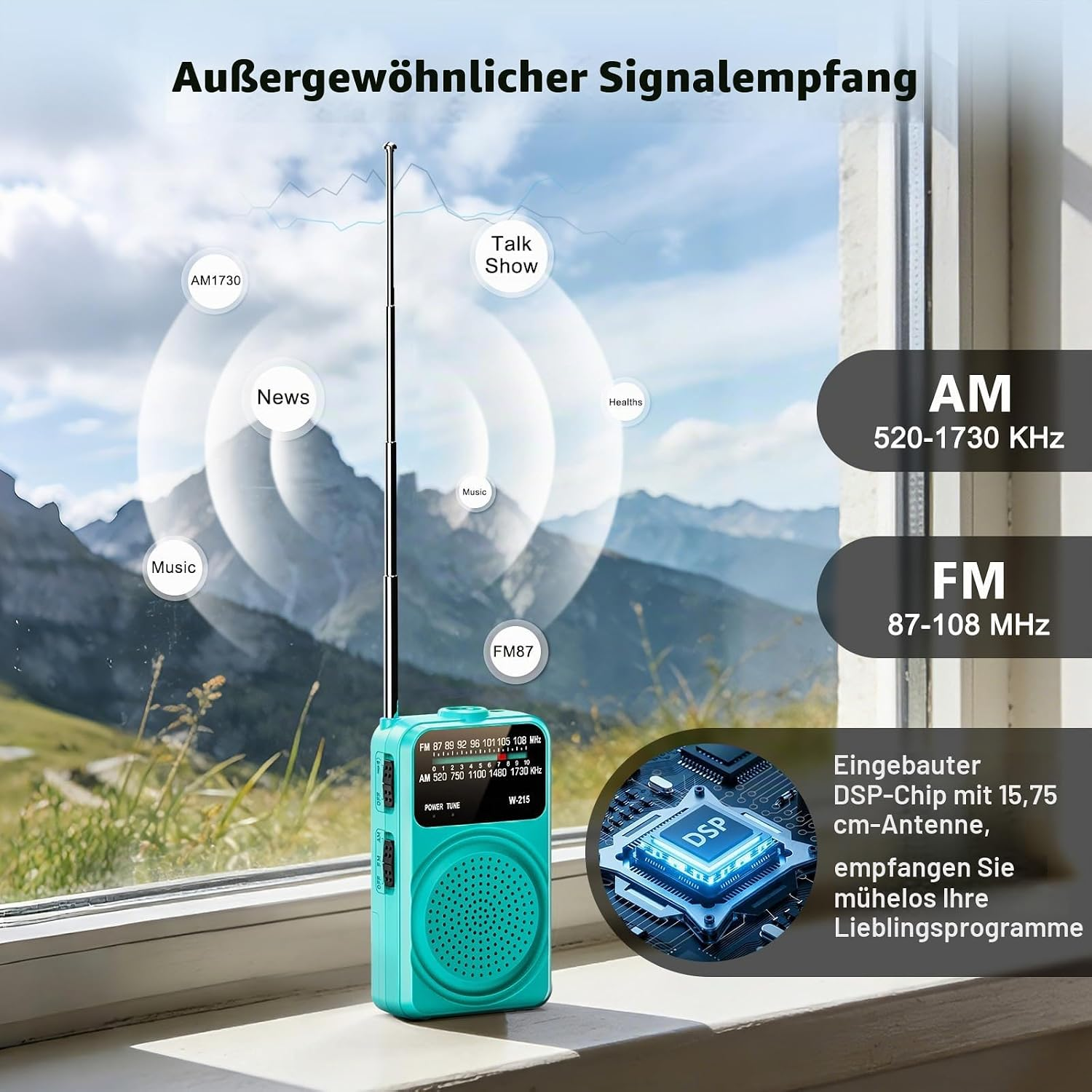 Kleines blaues Radio mit Teleskopantenne auf einer Fensterbank vor einer Bergkulisse.