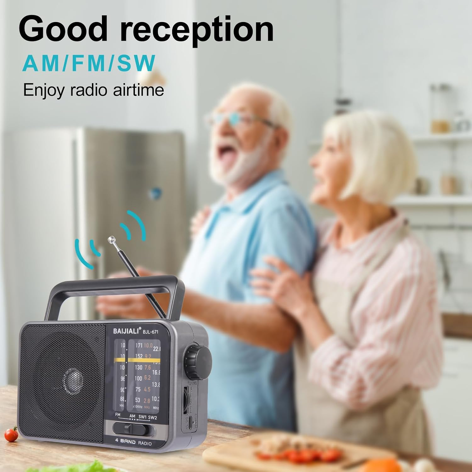 Ein graues 4-Band-Radio auf einer Holzarbeitsplatte, im Hintergrund ein älteres Paar in der Küche.