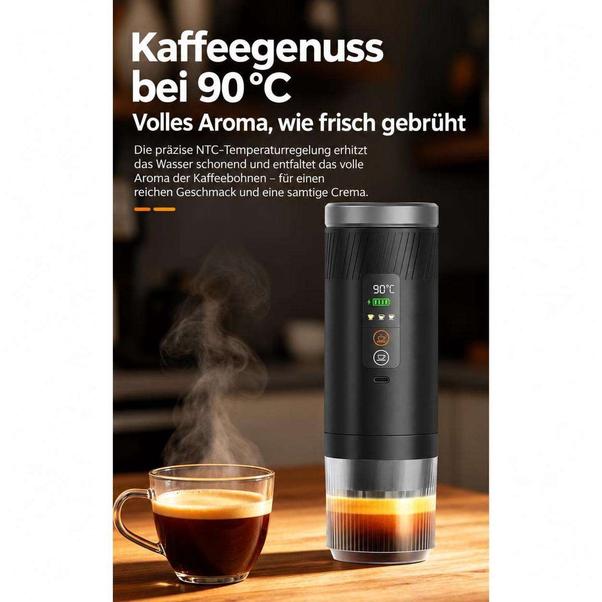 Ein tragbarer Kaffeebereiter auf einem Holztisch mit einer Tasse frischem Kaffee.