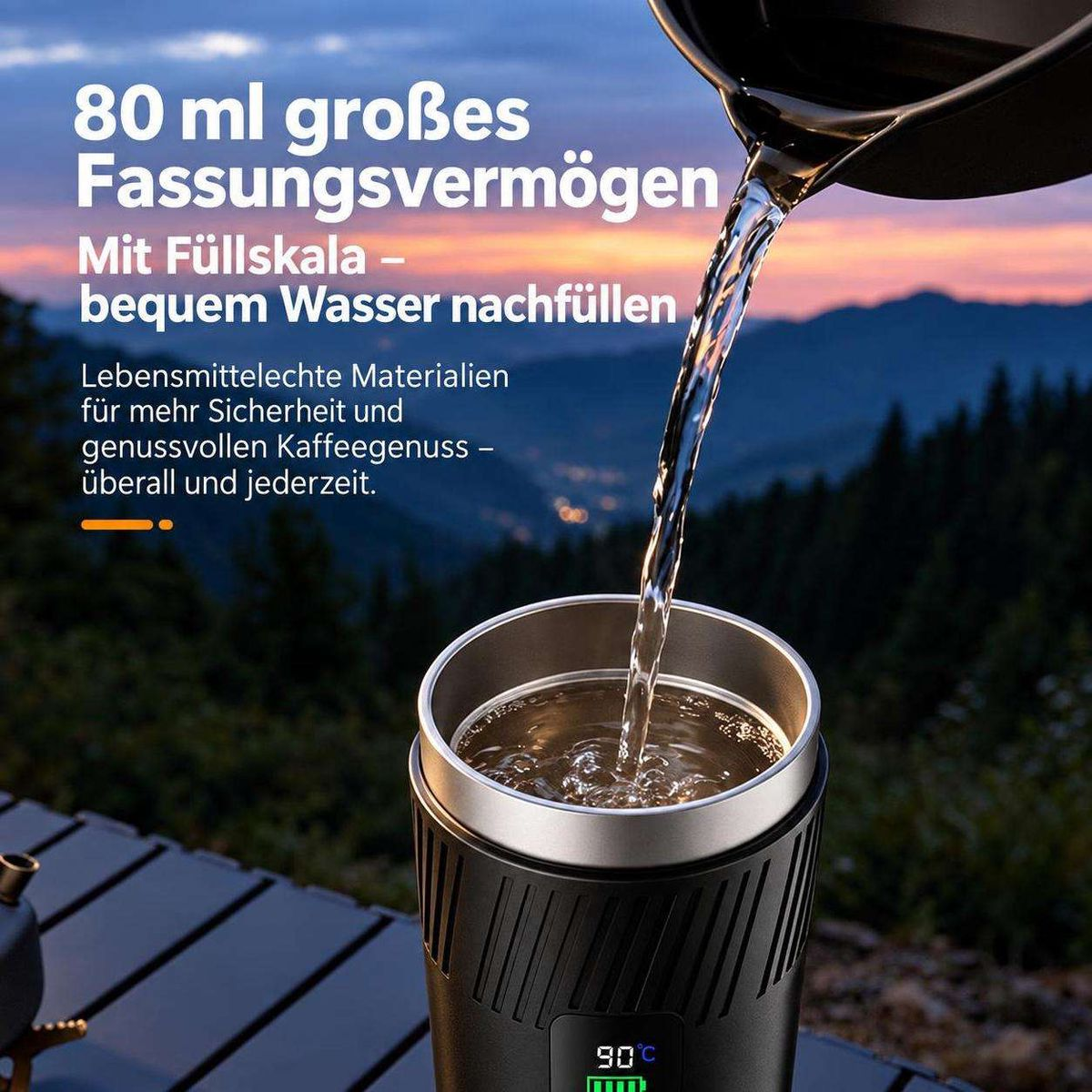 Wasser wird in einen schwarzen Thermobecher mit 80 ml Fassungsvermögen vor einer Bergkulisse gegossen.