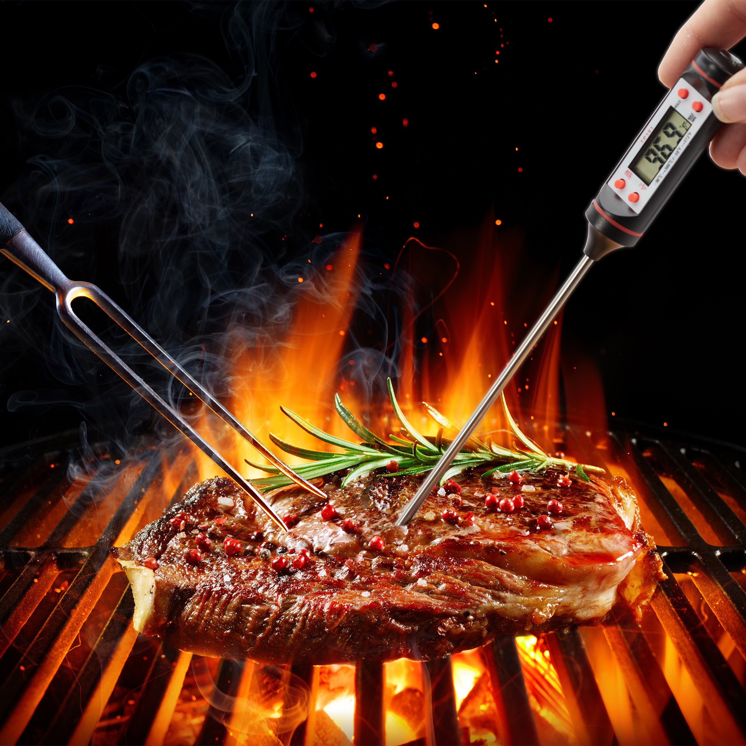 Ein Steak auf dem Grill mit Fleischgabel und digitalem Thermometer.