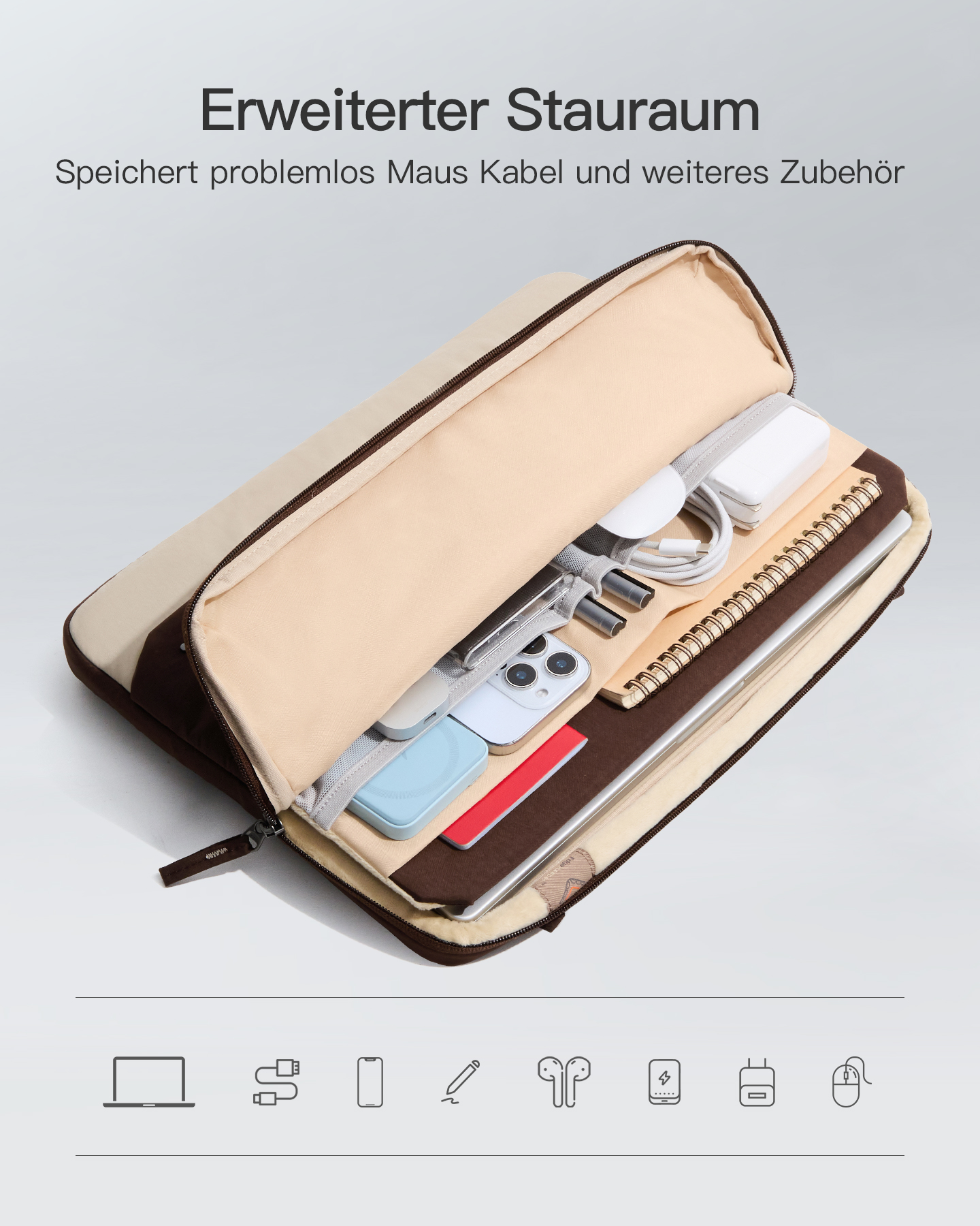 Offene beige Laptoptasche gefüllt mit Laptop, Smartphone, Notizbuch und Kabeln.