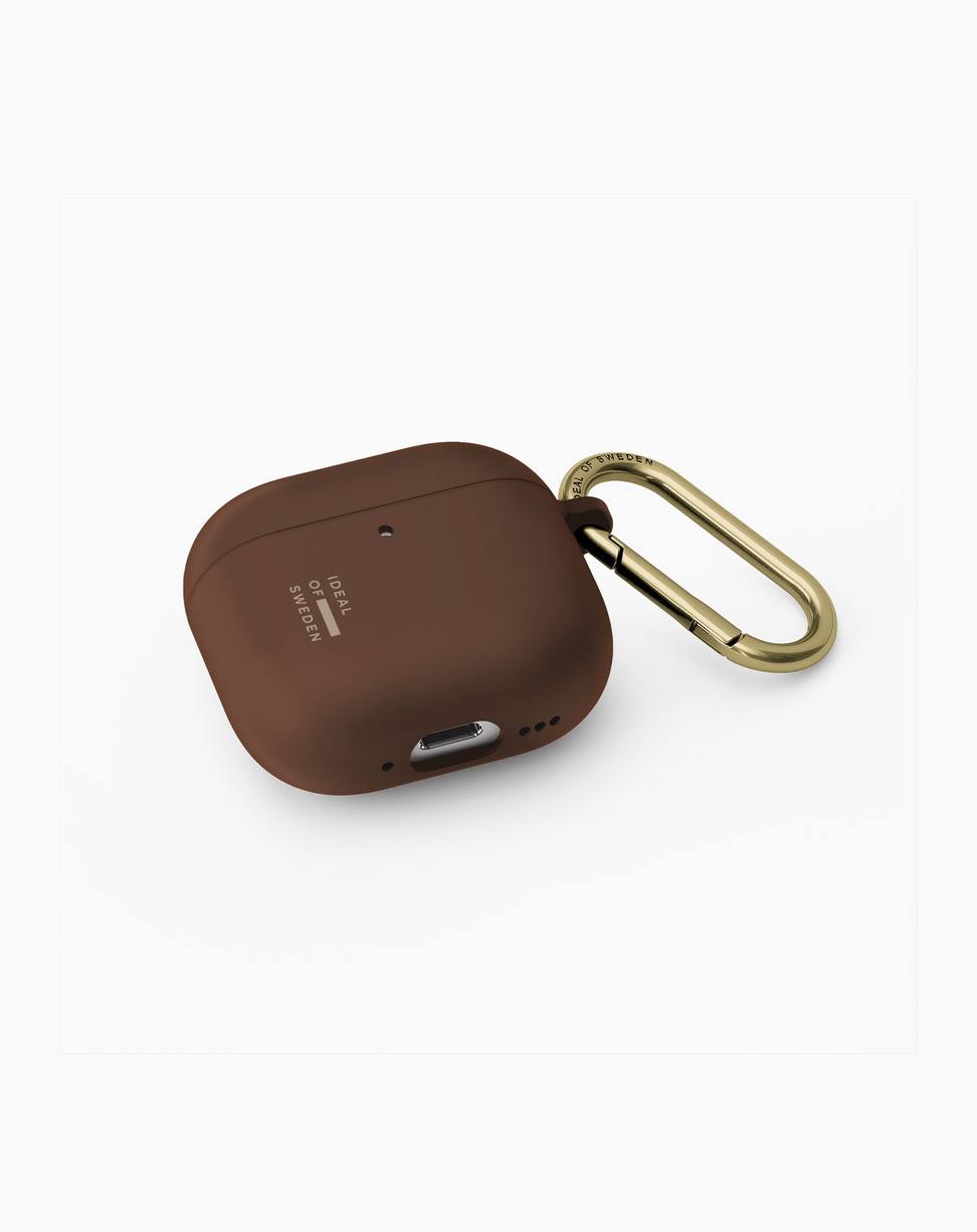 Braune AirPods-Hülle mit goldenem Karabiner auf weißem Hintergrund.