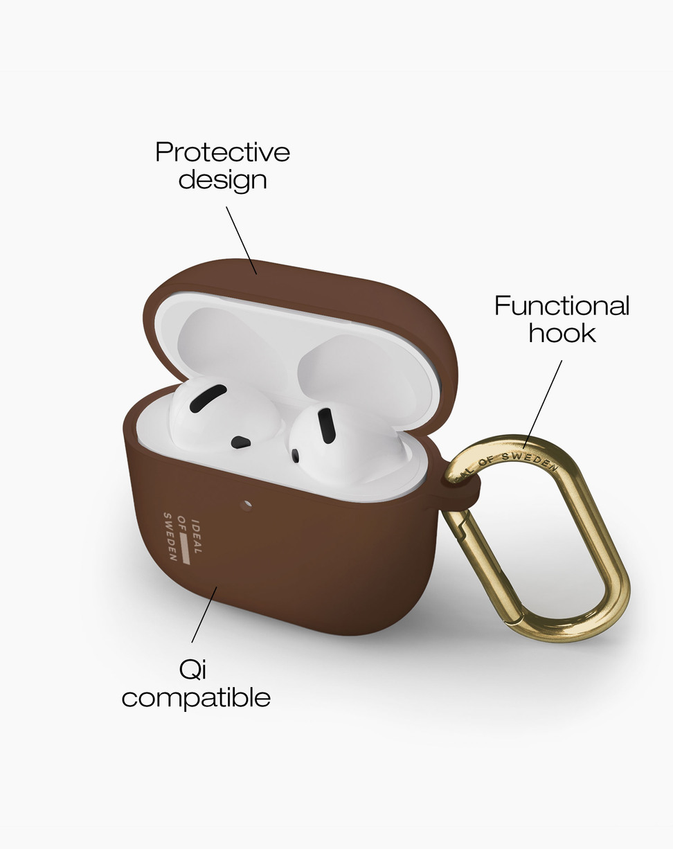 Braunes AirPods-Etui mit weißen Ohrhörern, goldenem Haken und Beschriftungen zu Design, Haken und Qi-Kompatibilität.