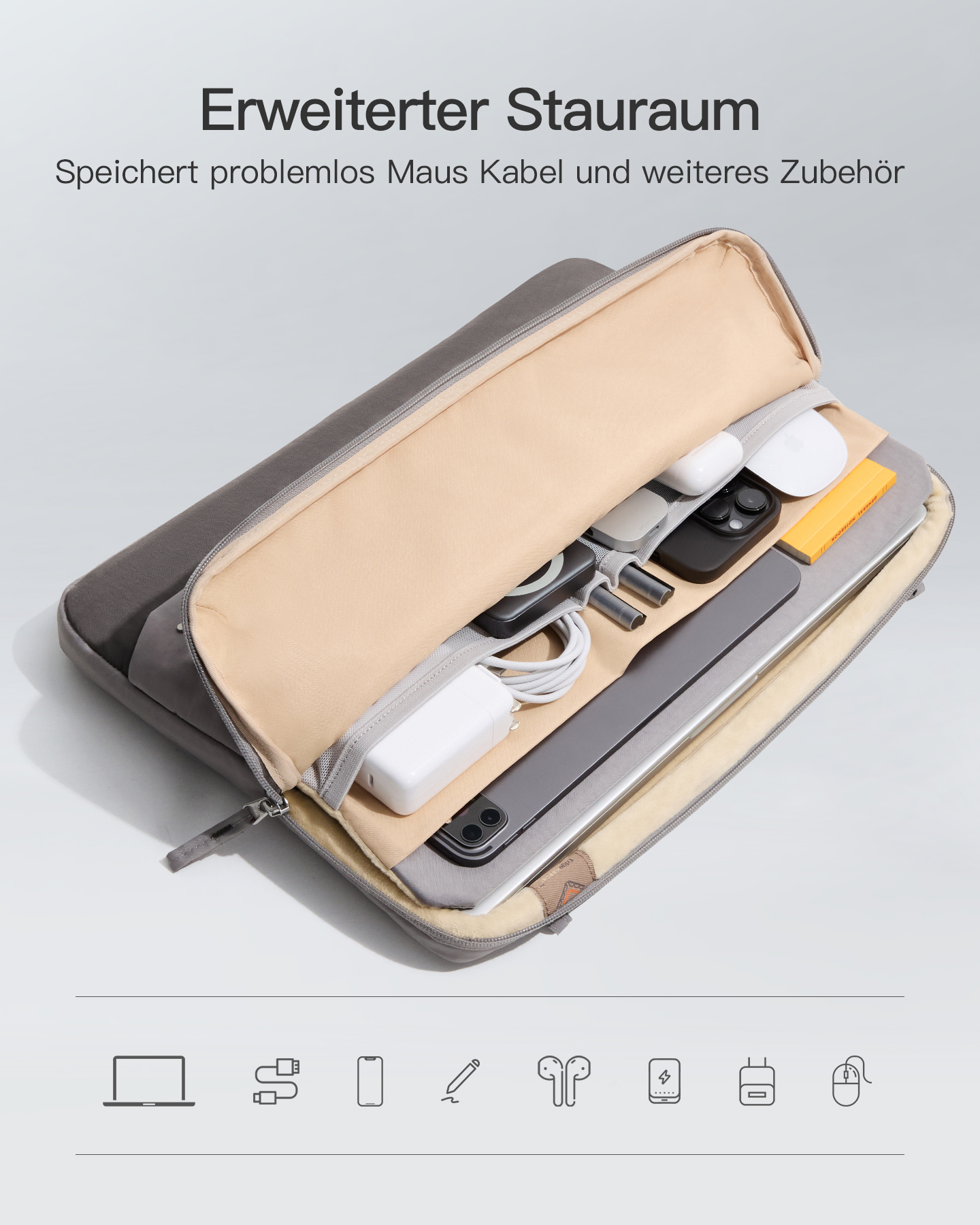 Graue Laptoptasche mit geöffnetem Fach voll Technikzubehör wie Maus, Kabel, Ladegerät und Smartphone.