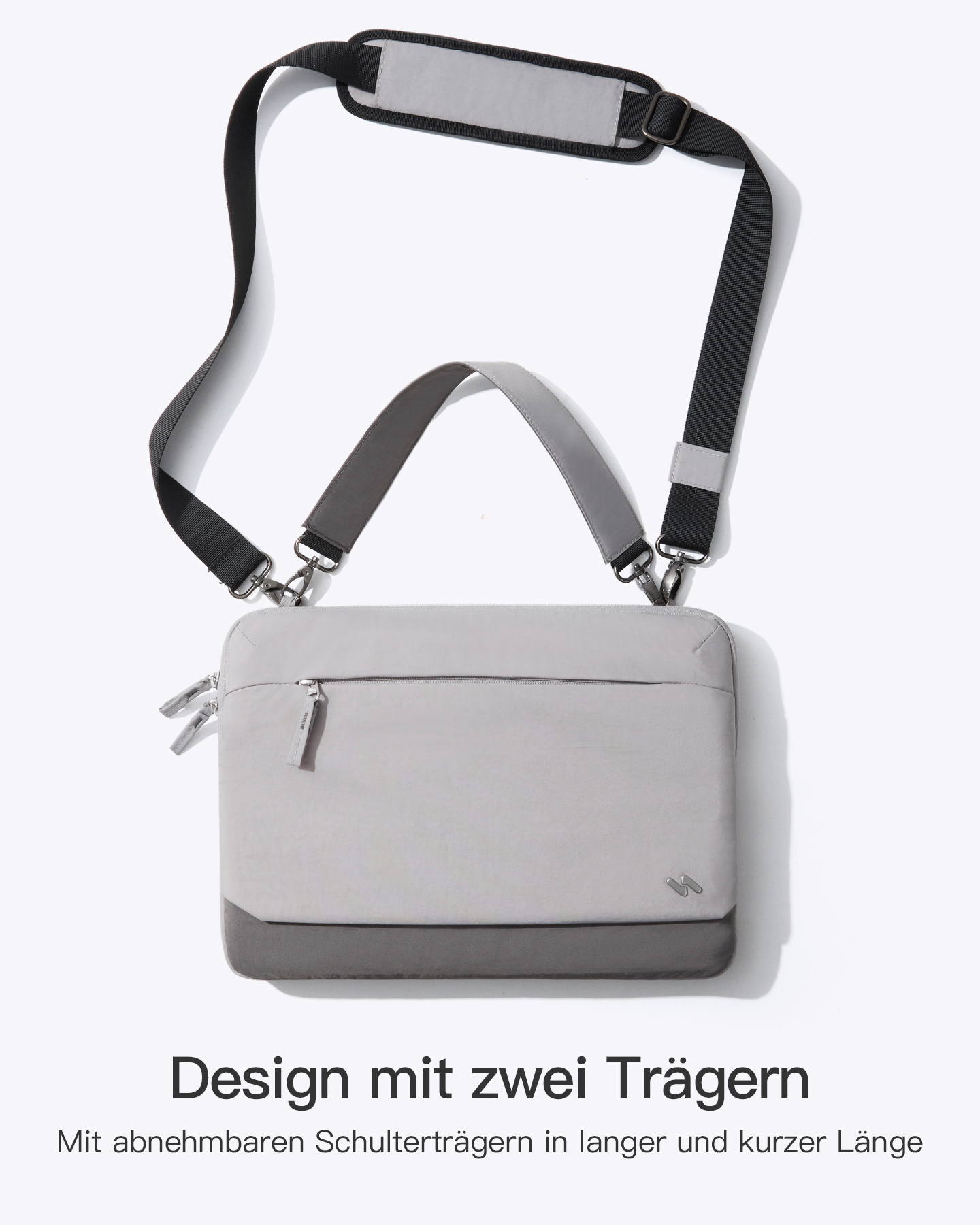 Hellgraue Laptoptasche mit dunklem Boden, kurzem Griff und langem schwarzen Schultergurt.