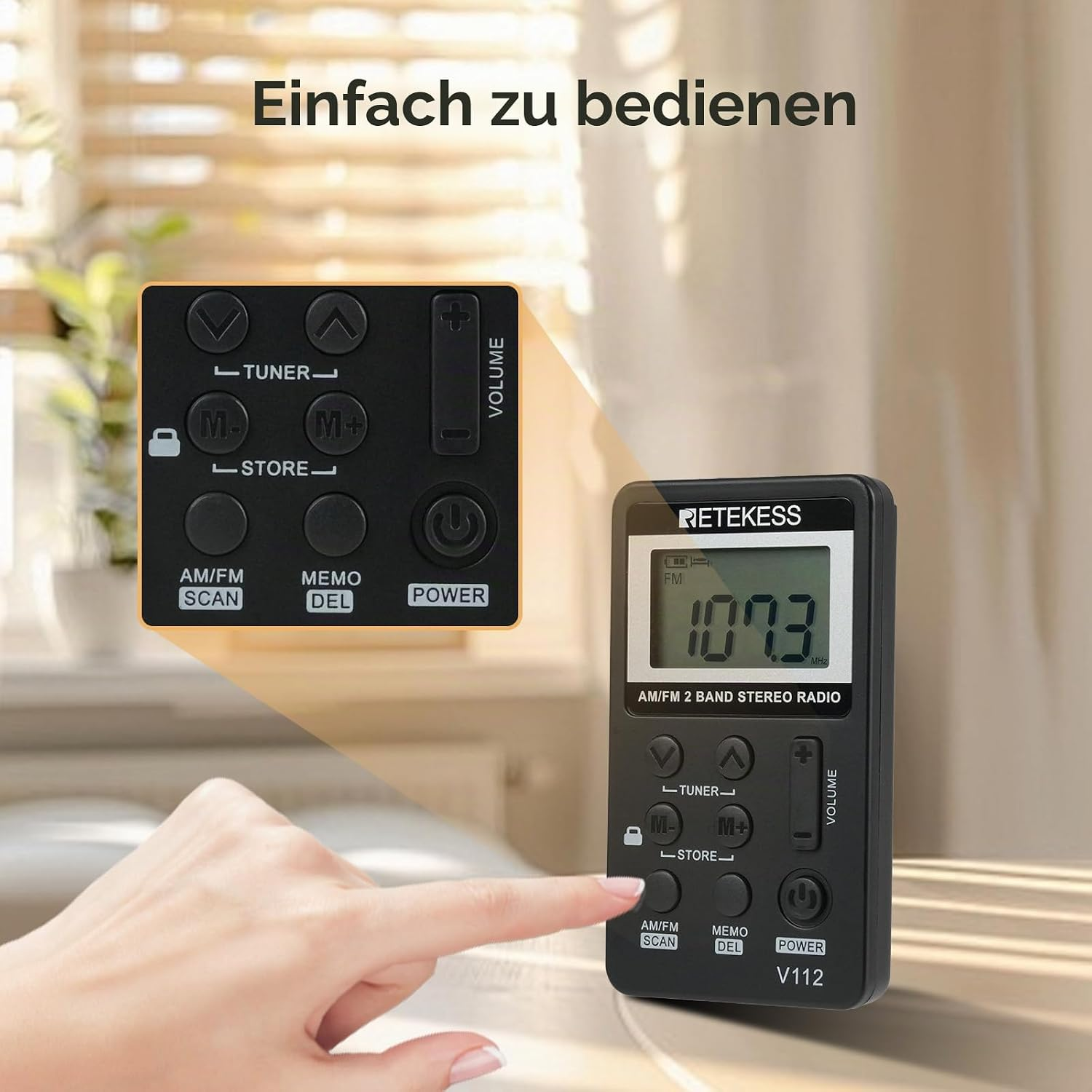 Hand drückt Power-Knopf eines schwarzen Retekess V112 AM/FM Taschenradios vor einem unscharfen Hintergrund.