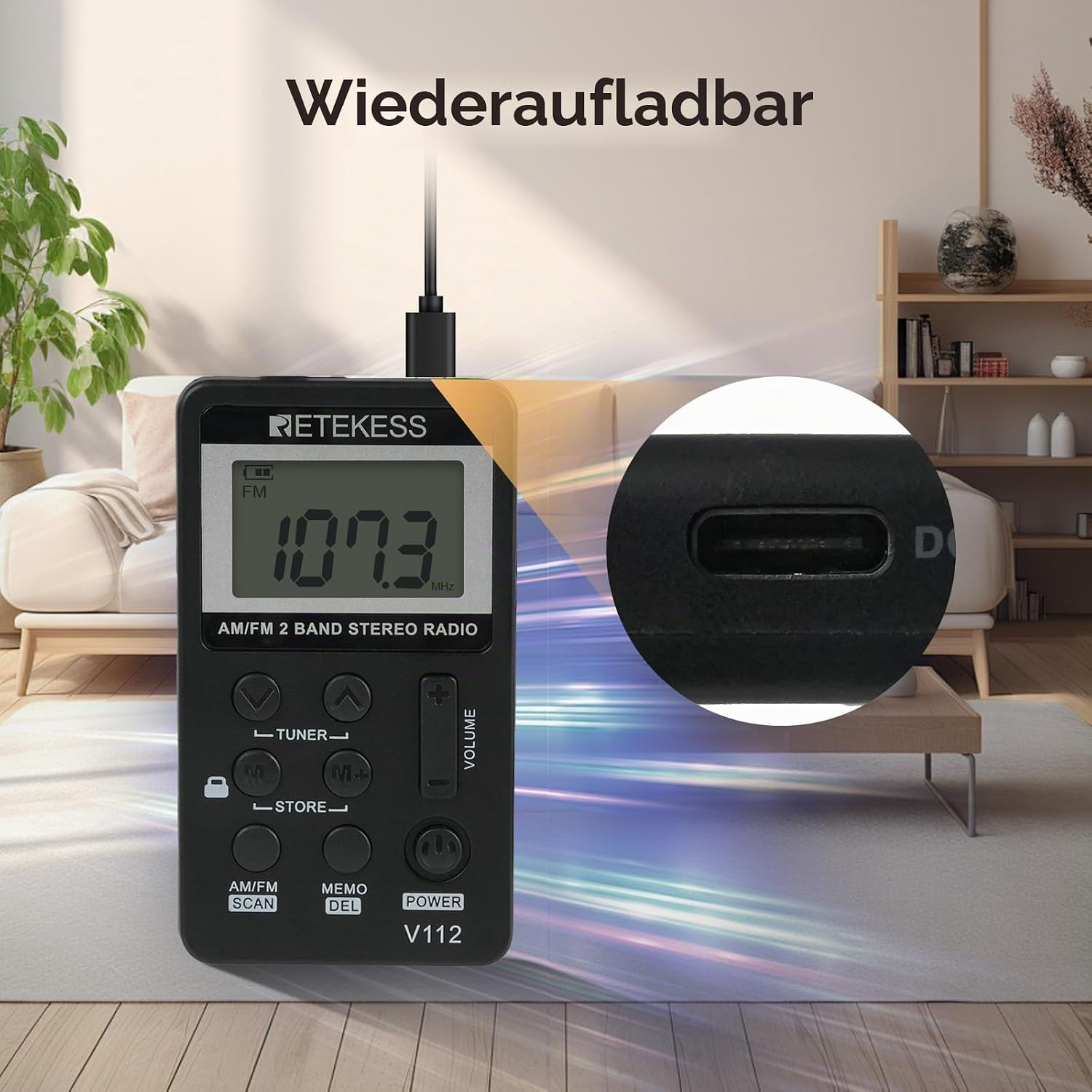 Wiederaufladbares Retekess AM/FM-Radio mit USB-C-Anschluss in einem Wohnzimmer.
