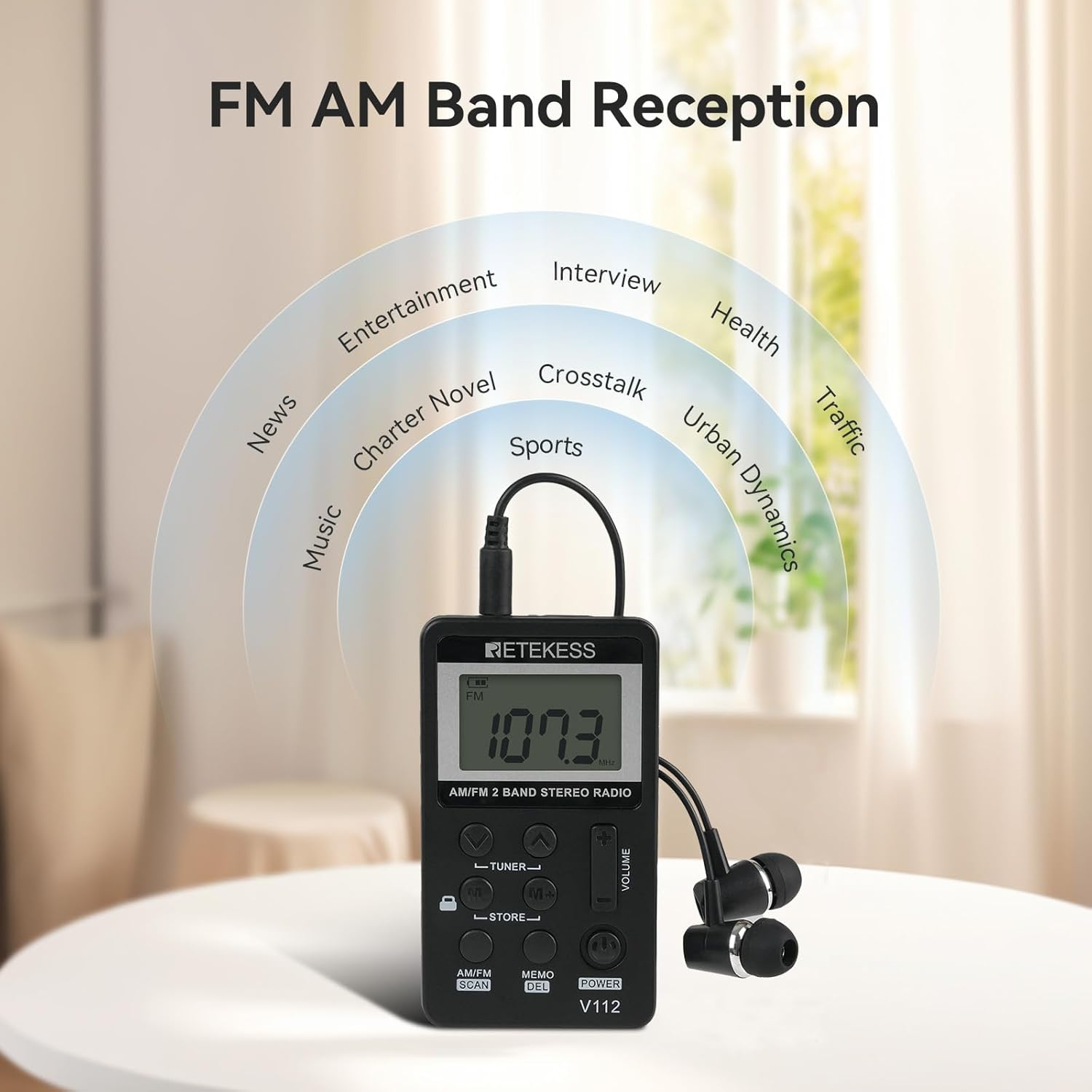 Ein Retekess FM/AM-Taschenradio mit Kopfhörern liegt auf einem weißen Tisch vor einem verschwommenen Hintergrund.