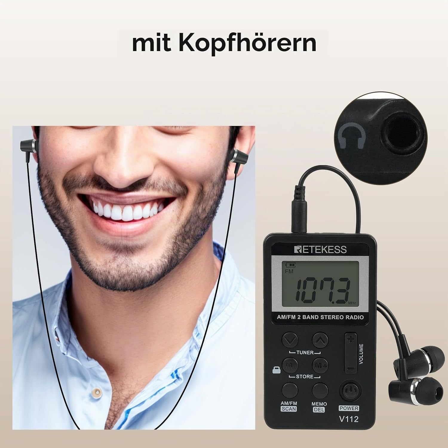 Mann lächelt mit Kopfhörern und tragbarem AM/FM-Stereoradio mit Display und Tasten.