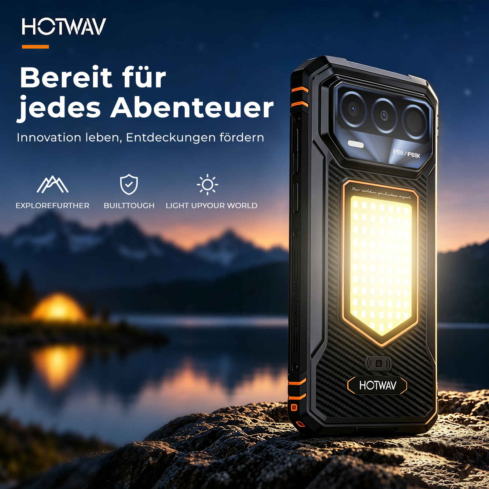 Ein robustes Hotwav-Smartphone mit heller LED-Leuchte steht auf einem Felsen vor einer Berg- und See-Landschaft bei Nacht.