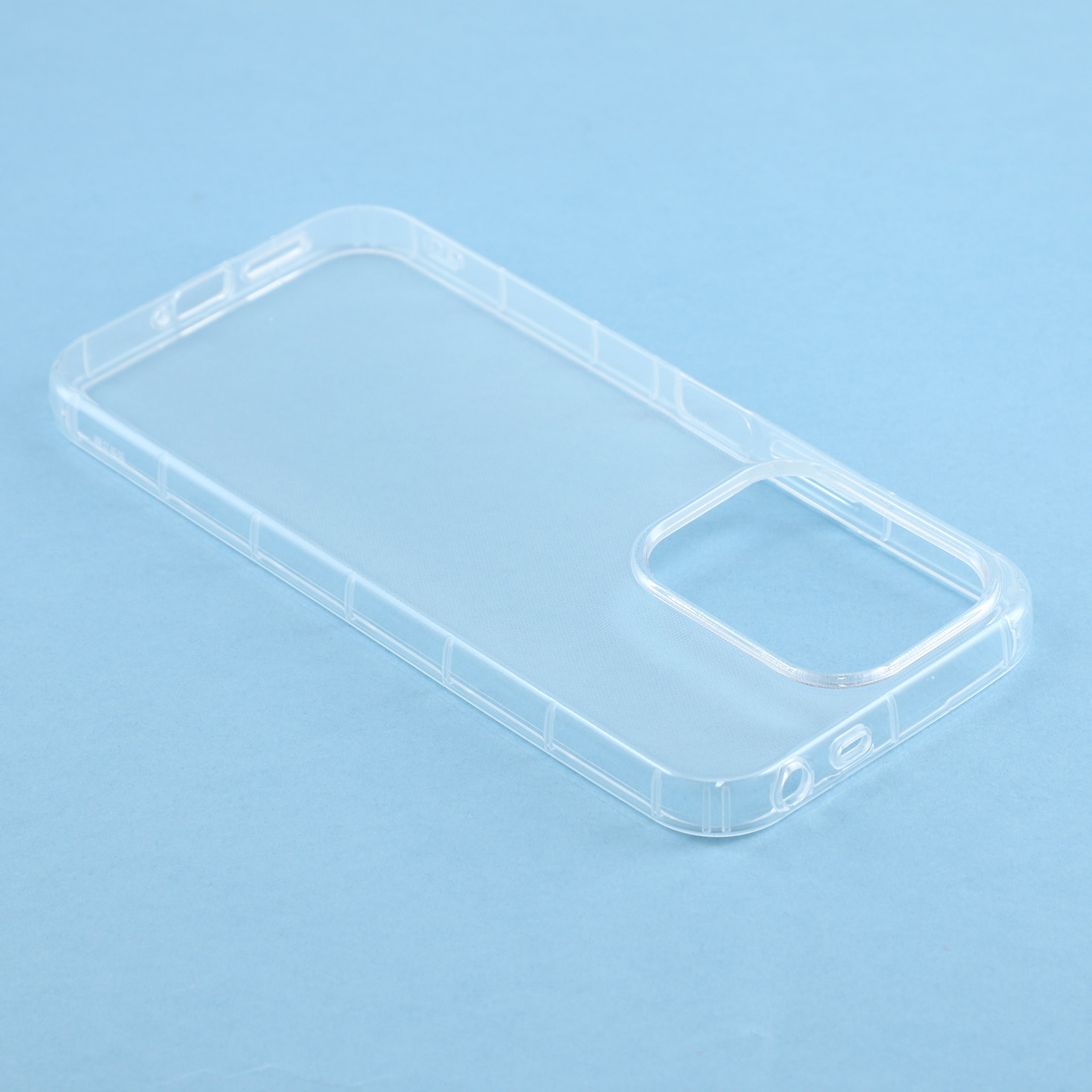 Eine klare, transparente Smartphone-Hülle liegt flach auf hellblauem Hintergrund.