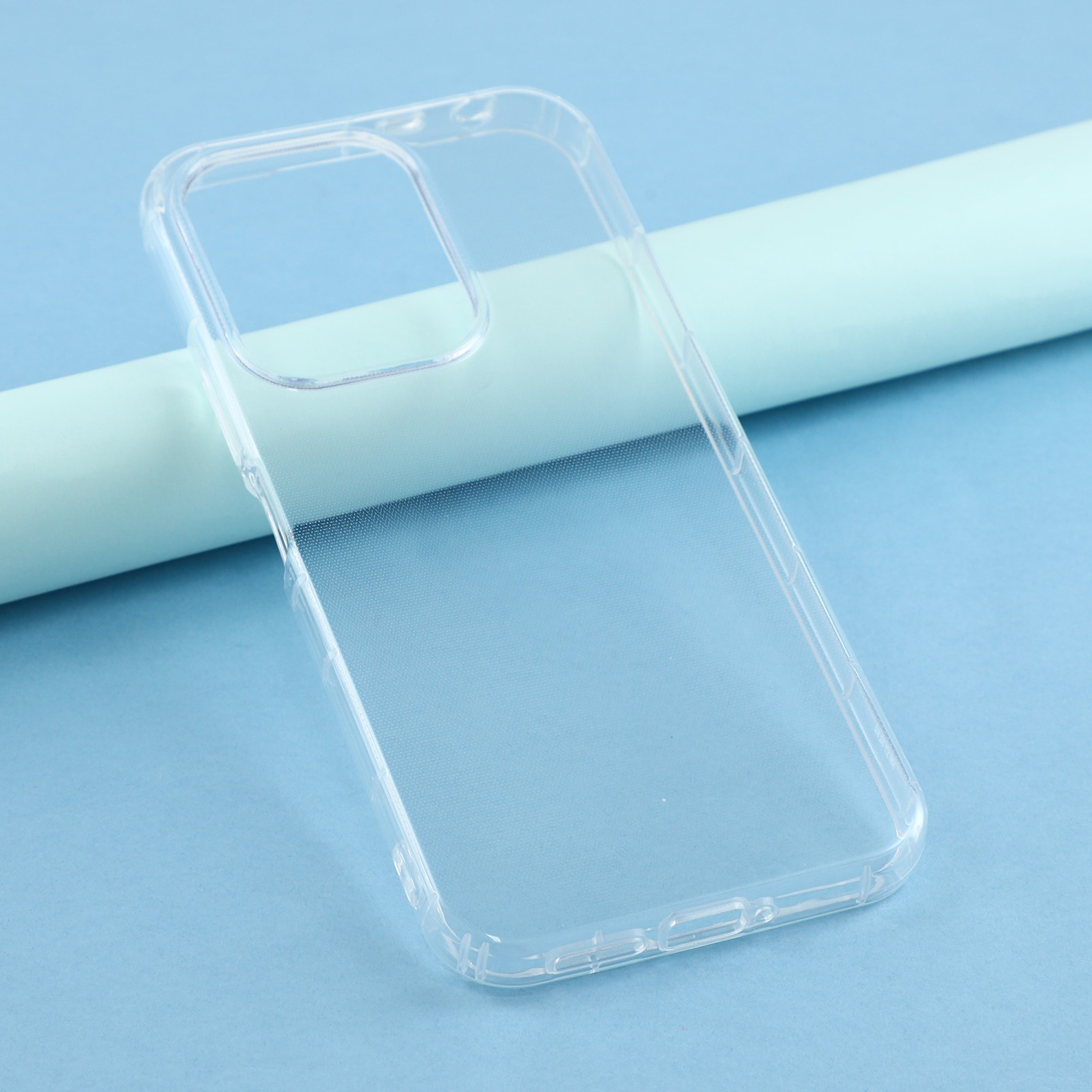 Eine durchsichtige Handyhülle liegt auf einer hellblauen Unterlage vor einem blauen Hintergrund.