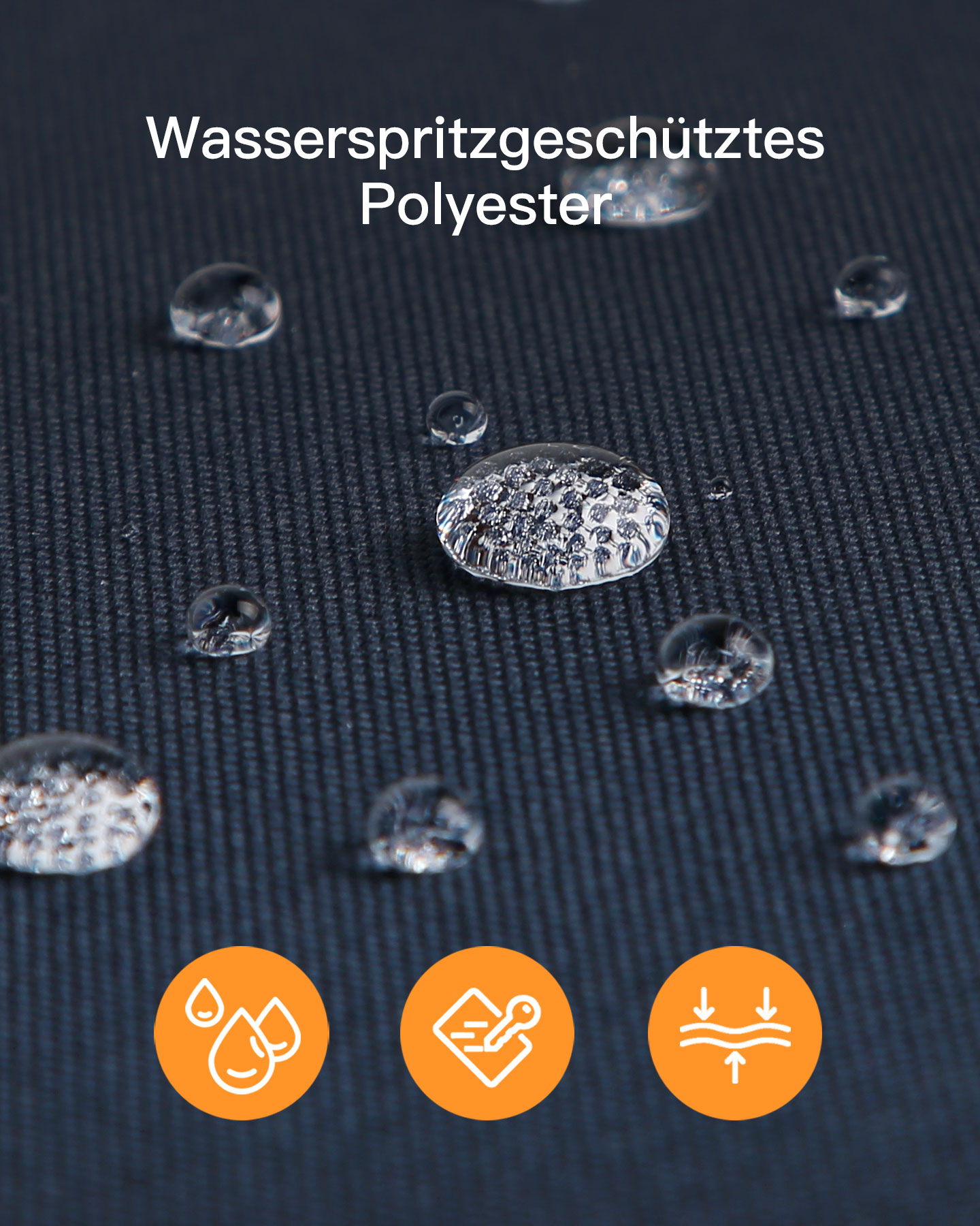 Wassertropfen perlen von dunkelblauem Polyestergewebe ab.