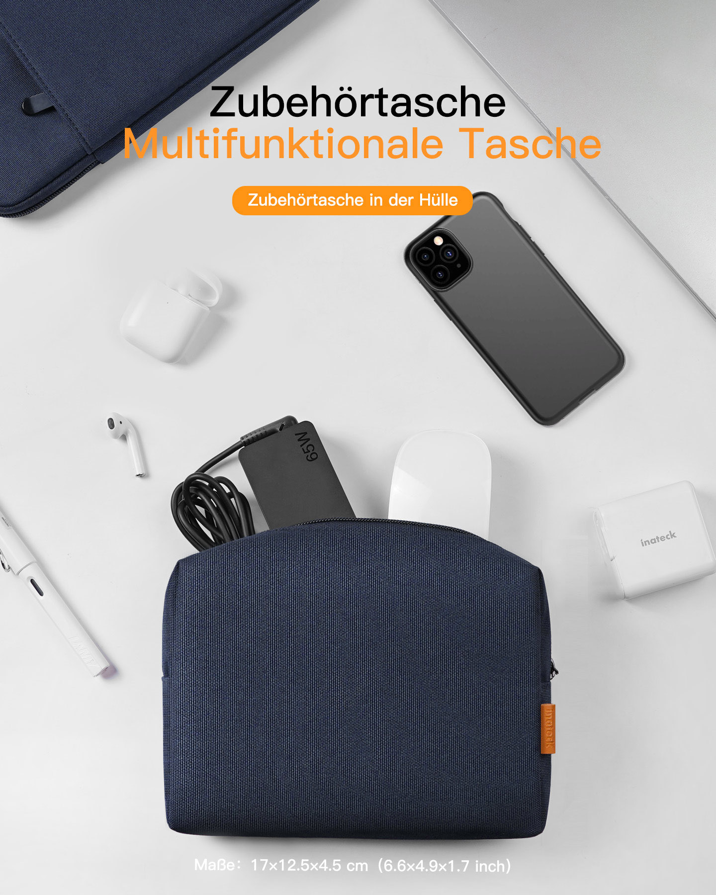 Eine dunkelblaue Zubehörtasche gefüllt mit Elektronik, umgeben von einem Smartphone, Kopfhörern und Ladekabeln.