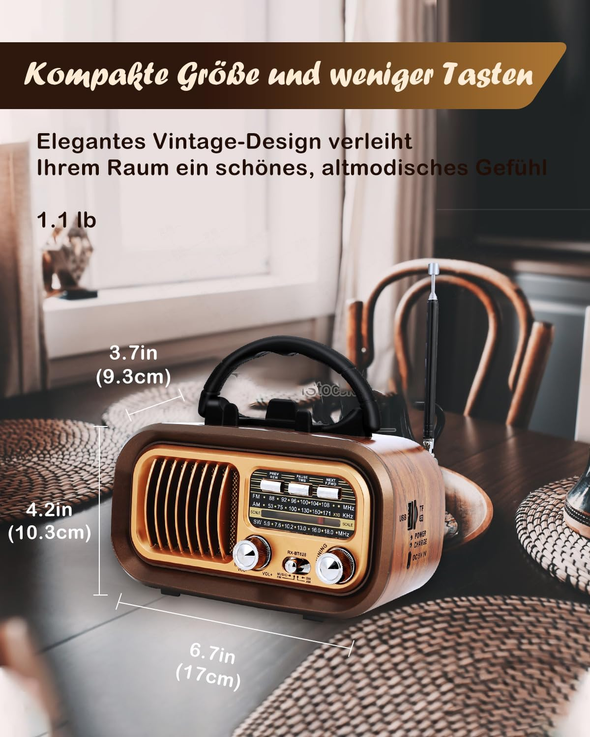 Ein retro Holzmuster-Radio mit Griff auf einem Tisch, Abmessungen und Werbetext im Hintergrund.