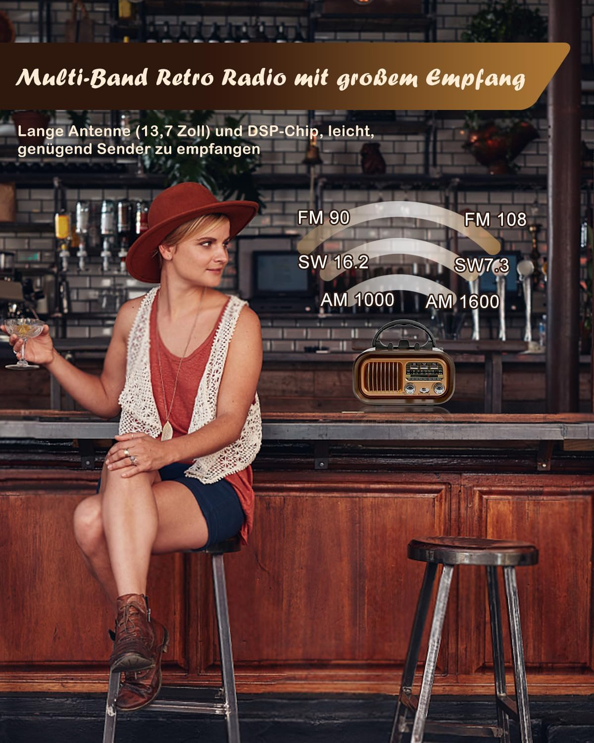 Eine Frau mit Hut sitzt an einer Bar neben einem kleinen Retro-Radio mit Übertext und Frequenzbändern.