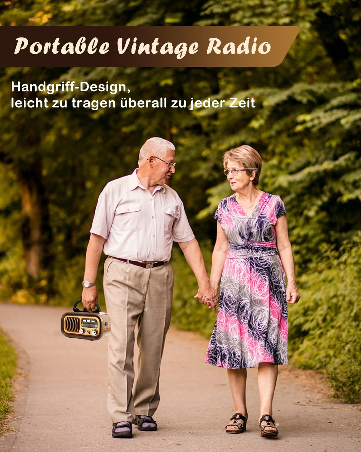 Älteres Paar geht Händchen haltend im Park; er hält ein kleines Retro-Radio.