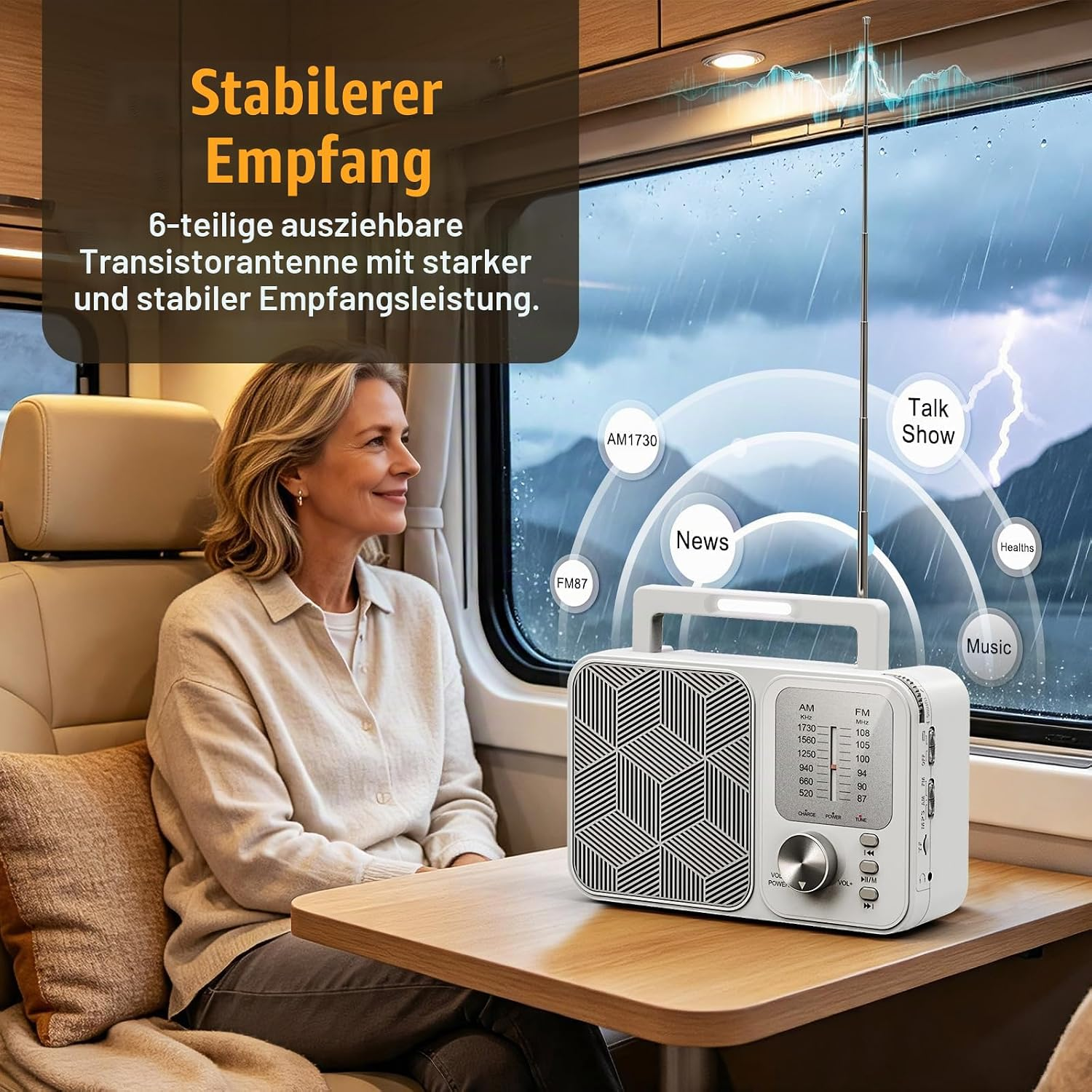 Eine Frau sitzt in einem Wohnmobil am Tisch neben einem Radio und schaut aus dem regnerischen Fenster.