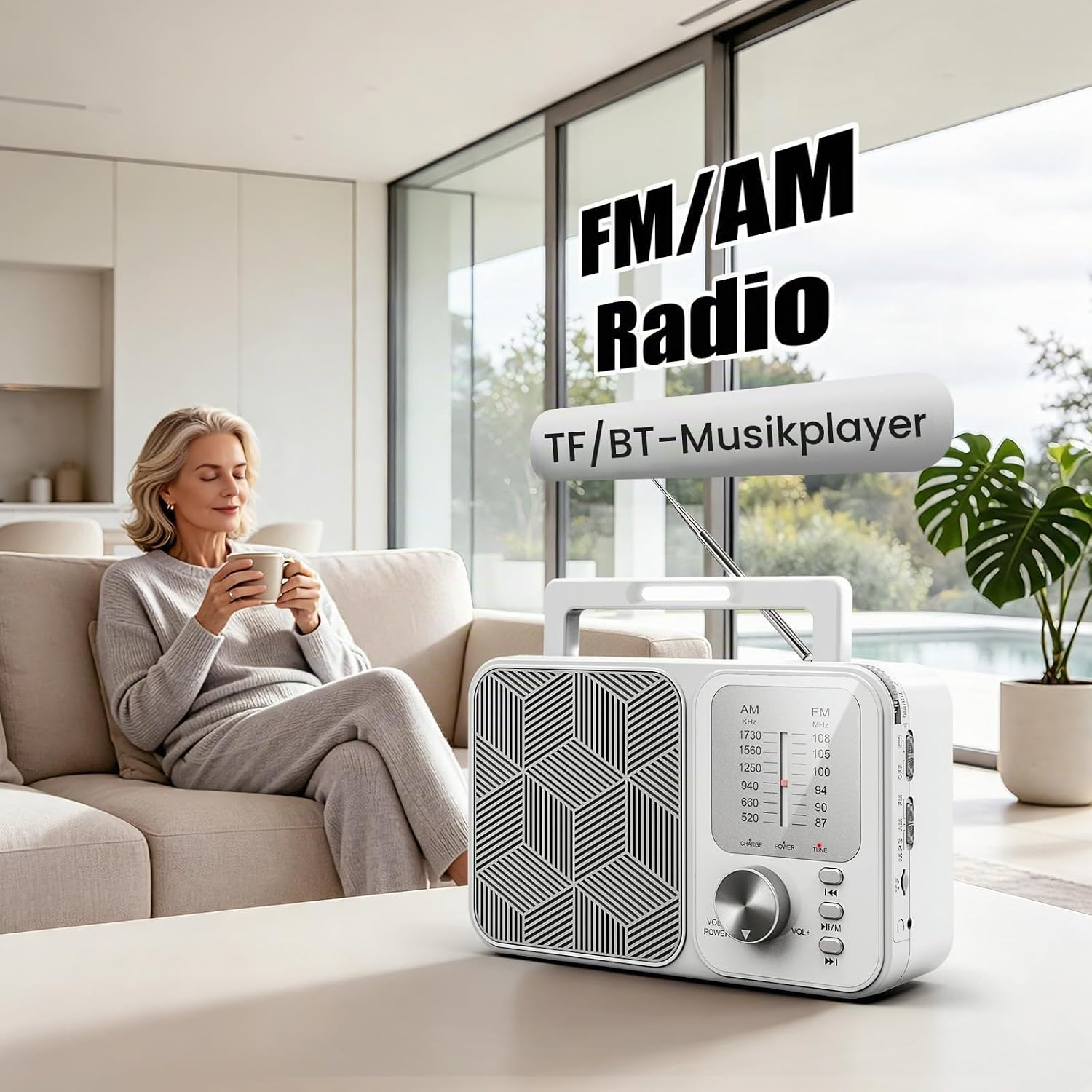 Ein weißes Retro-Radio auf einem Tisch in einem hellen Wohnzimmer; eine Frau sitzt im Hintergrund auf dem Sofa.