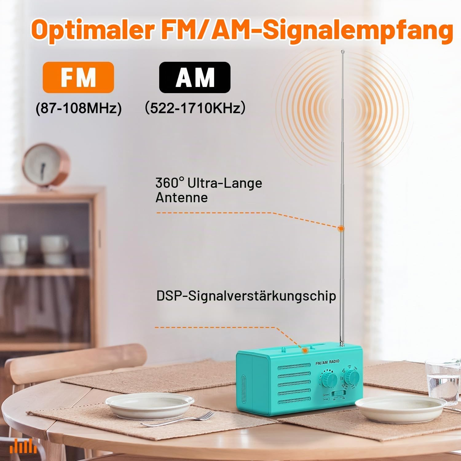 Türkisblaues Radio auf einem Holztisch mit langer Teleskopantenne und Texten zu FM- und AM-Empfang.