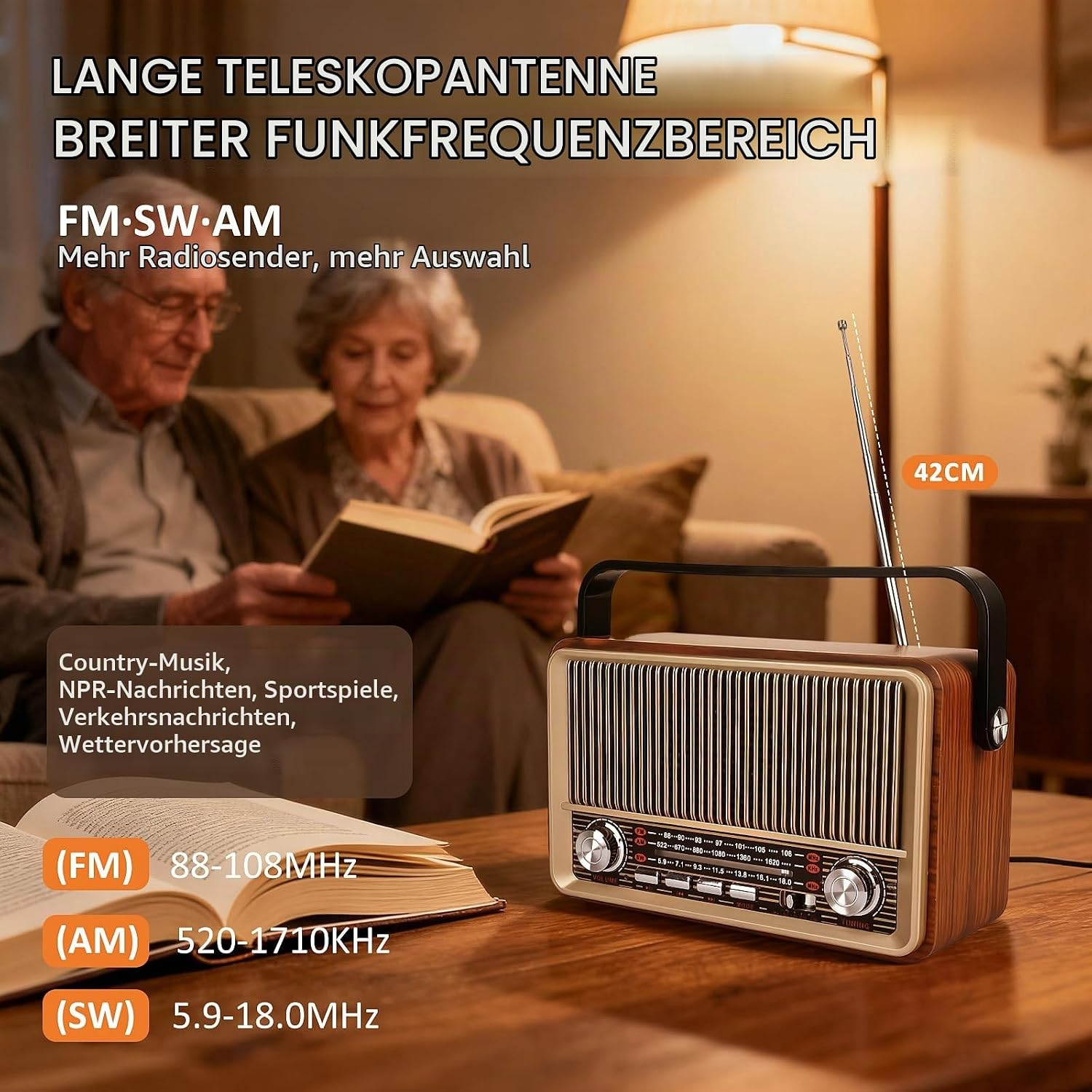 Retro-Holzradio auf dem Tisch mit Lesebuch und älterem Paar auf dem Sofa im Hintergrund.
