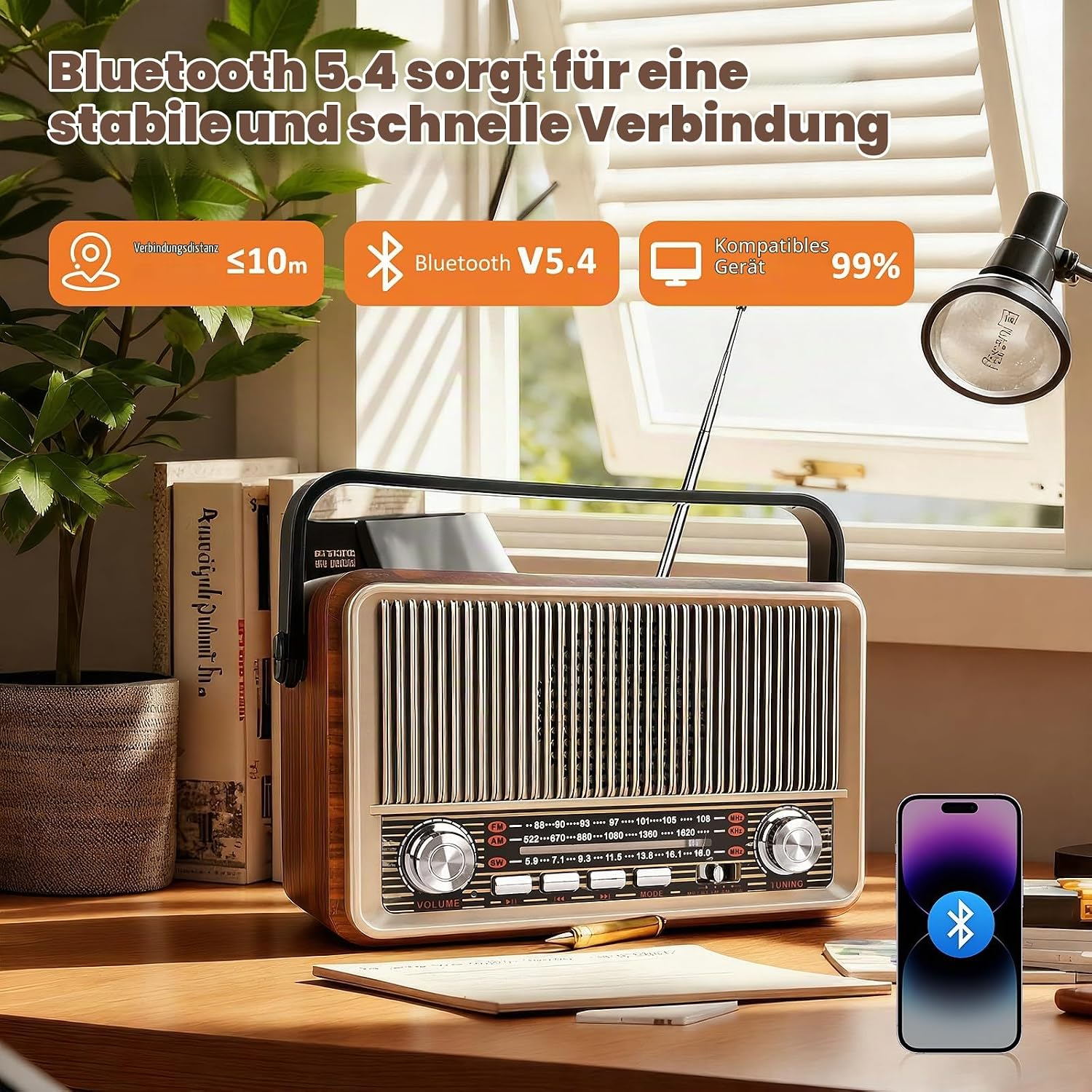 Retro-Radio auf Schreibtisch mit Smartphone, Lampe und Pflanze im Hintergrund.